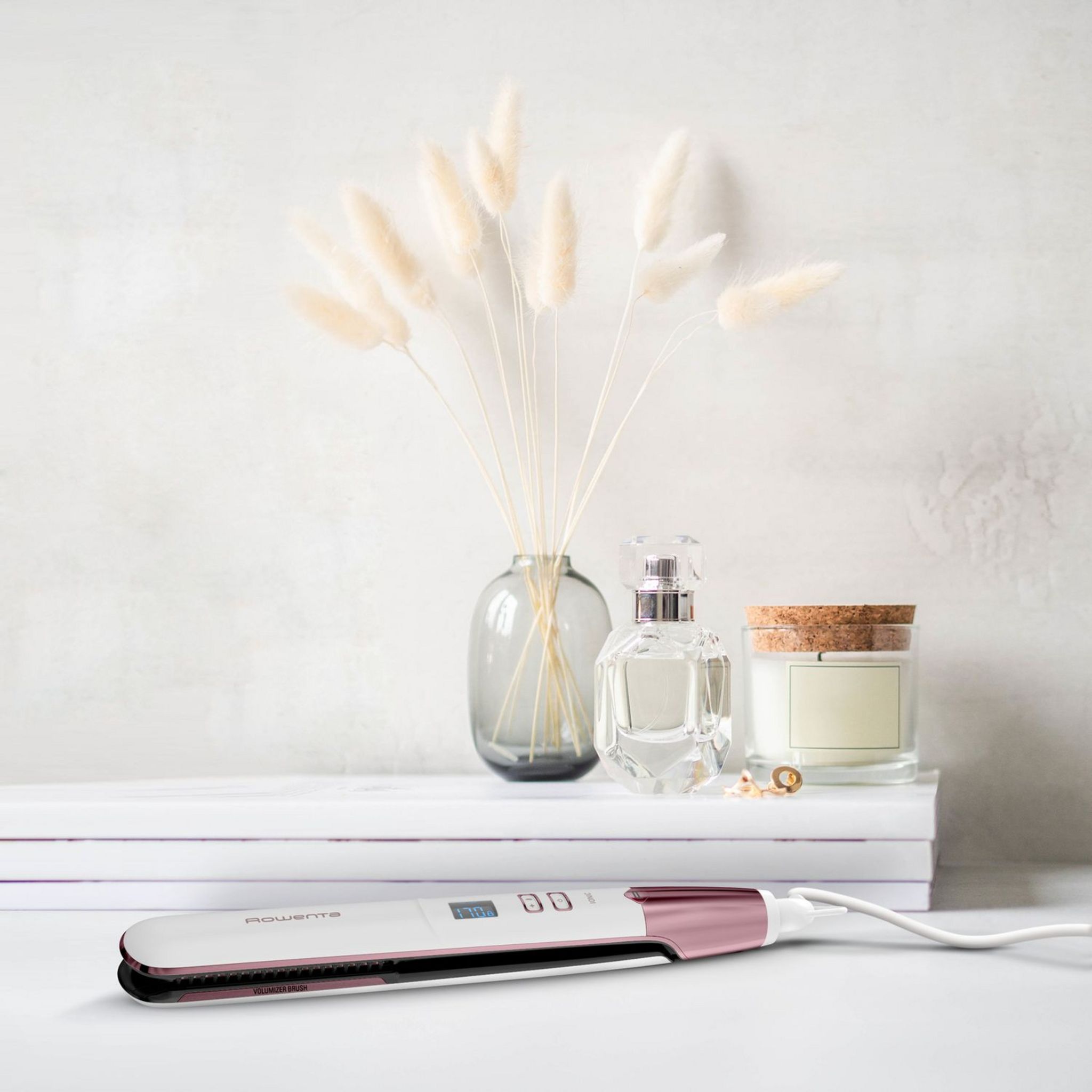 Voir la diapositive 9 : ROWENTA Lisseur céramique Volumizer SF4655F0 - Blanc