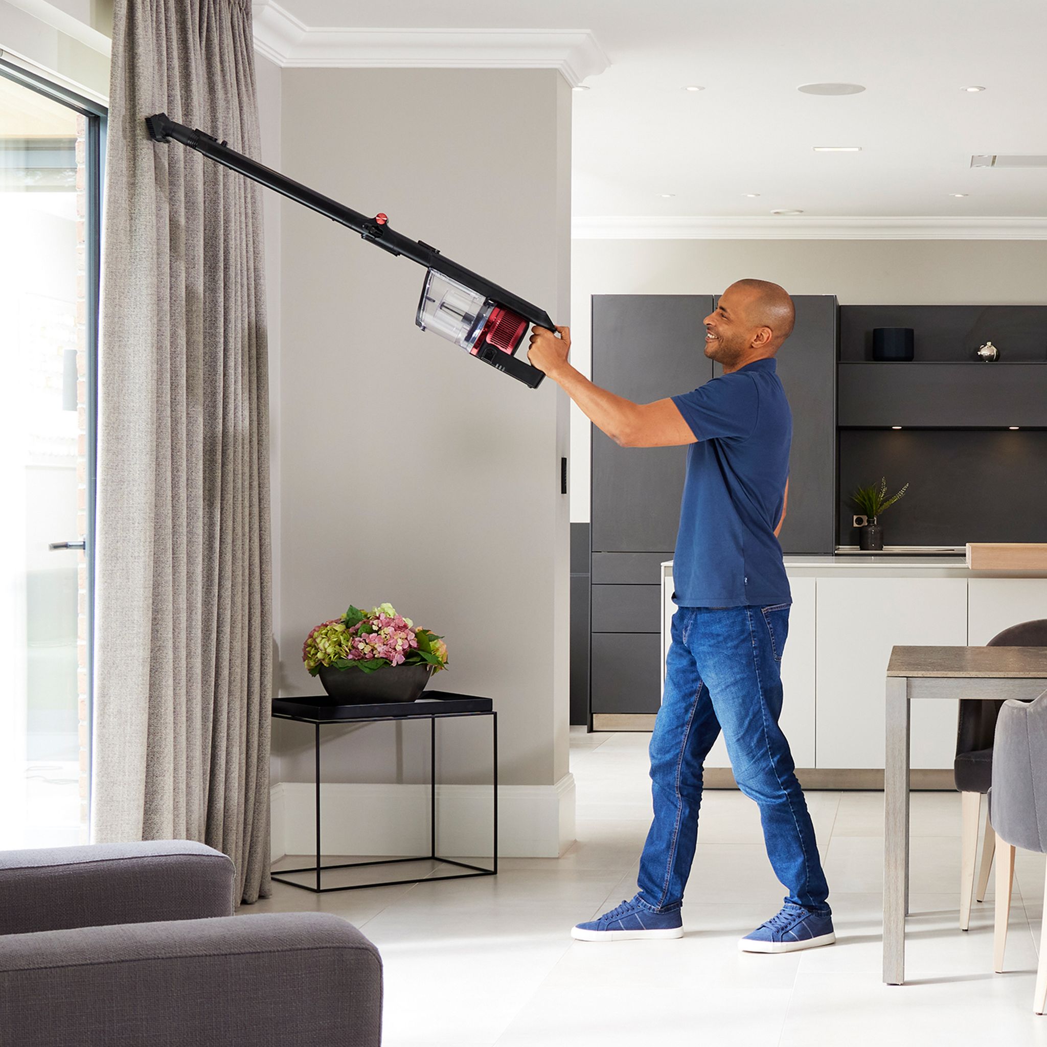 Voir la diapositive 5 : SHARK Aspirateur balai IZ300EUT - Noir