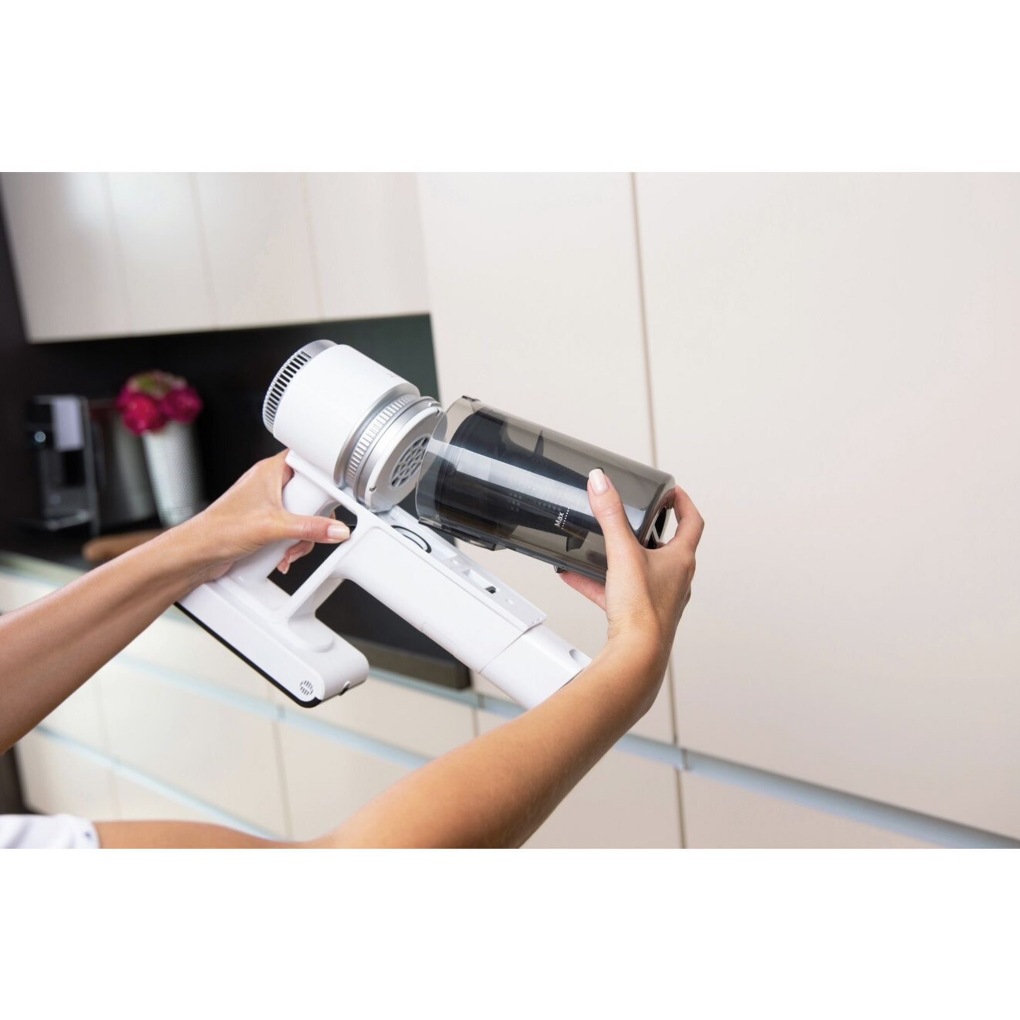 Voir la diapositive 11 : HISENSE Aspirateur balai HVC6134W - Blanc