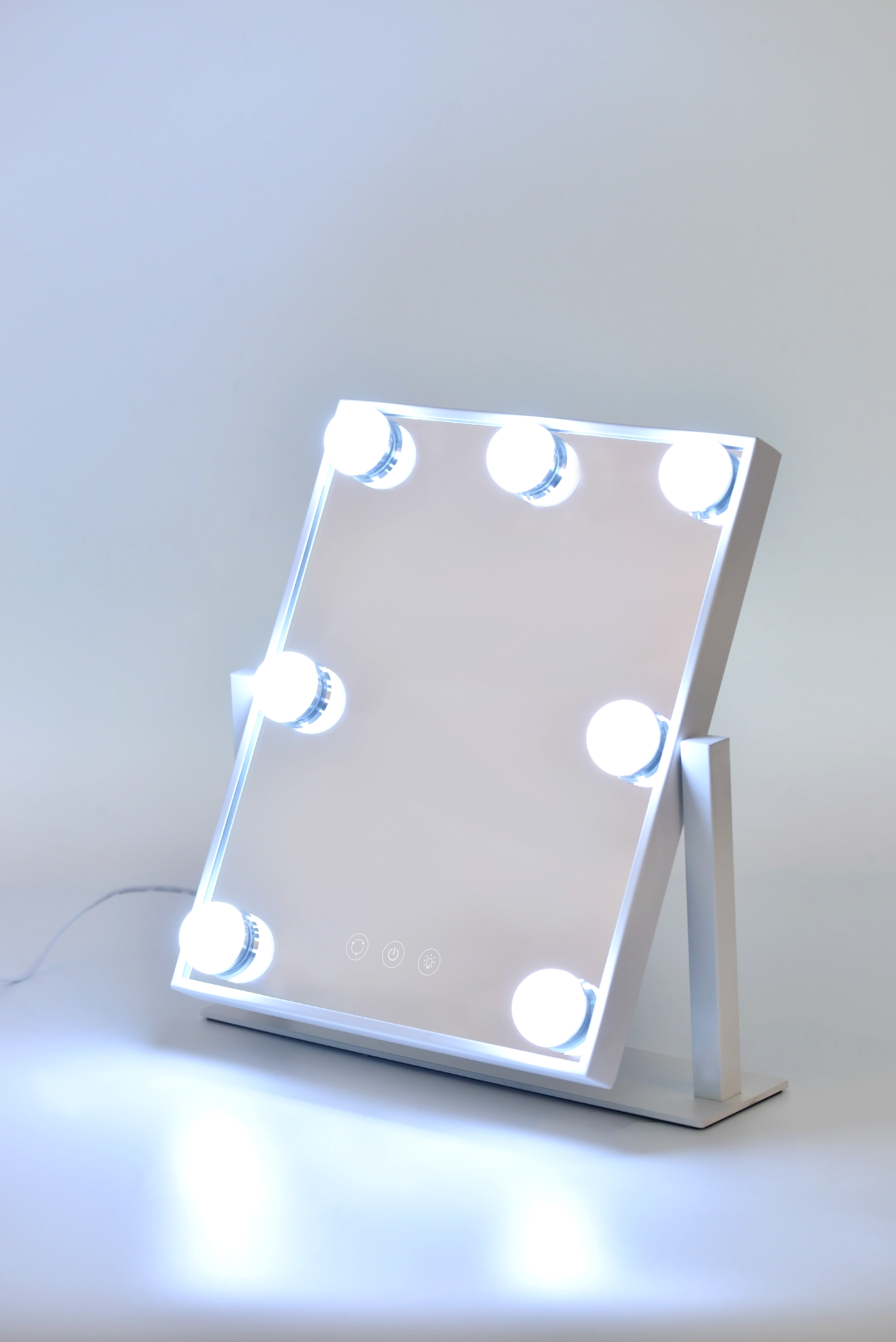 Voir la diapositive 9 : QILIVE Miroir maquillage Hollywood 600102915 - Blanc