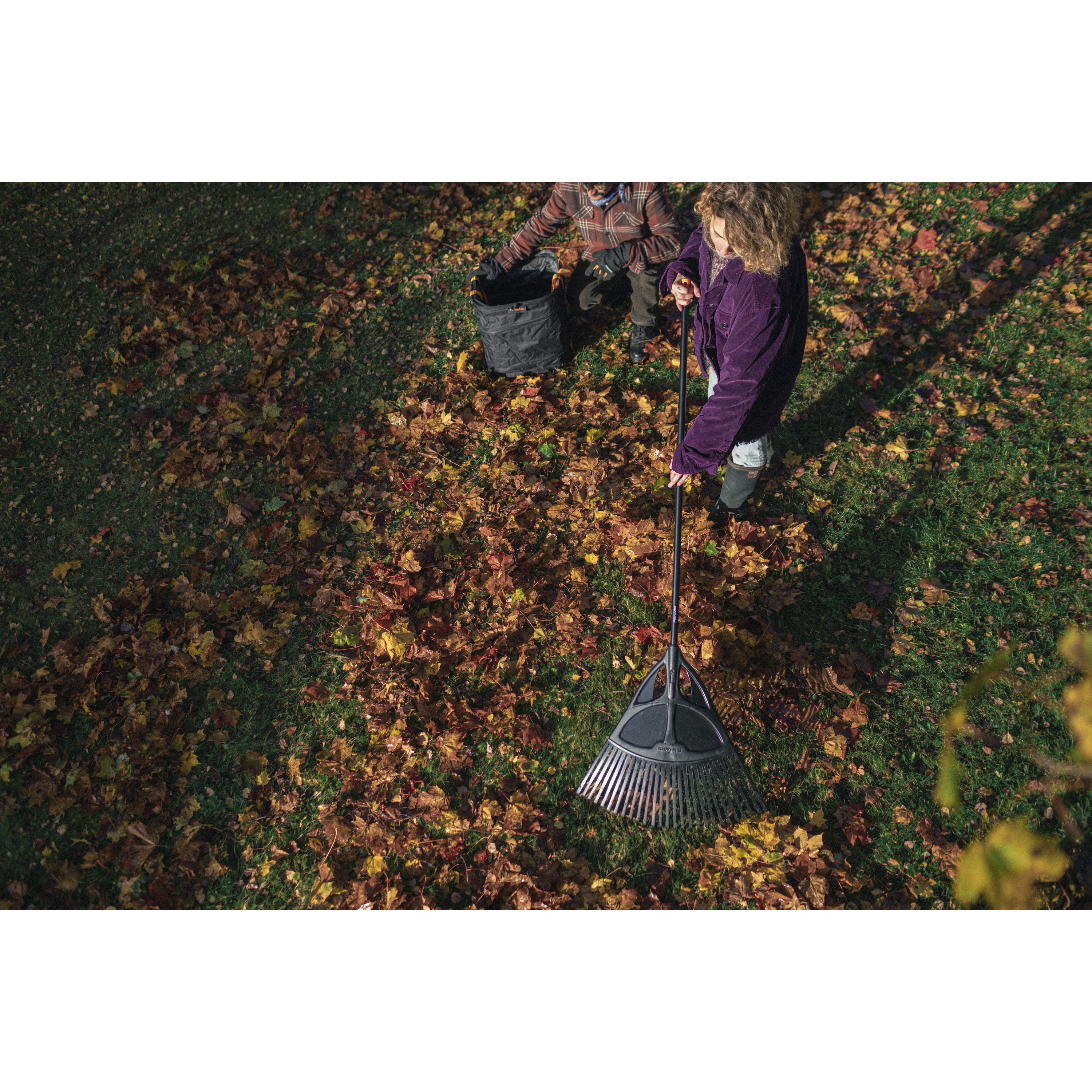 Voir la diapositive 5 : FISKARS Balai XL - Manche en aluminium - 65cm et 27 dents