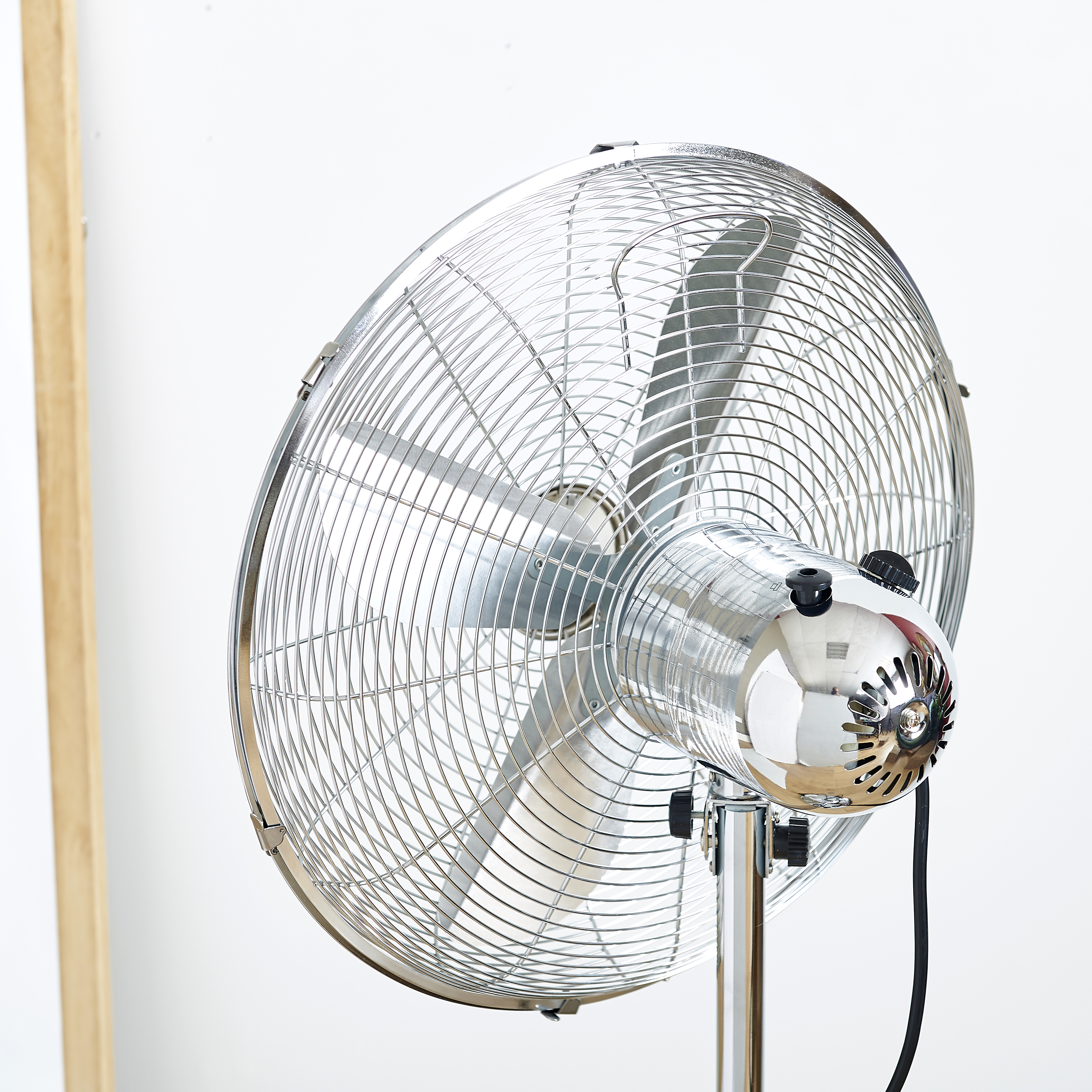Voir la diapositive 6 : QILIVE Ventilateur sur pied Q.6860 - Chrome