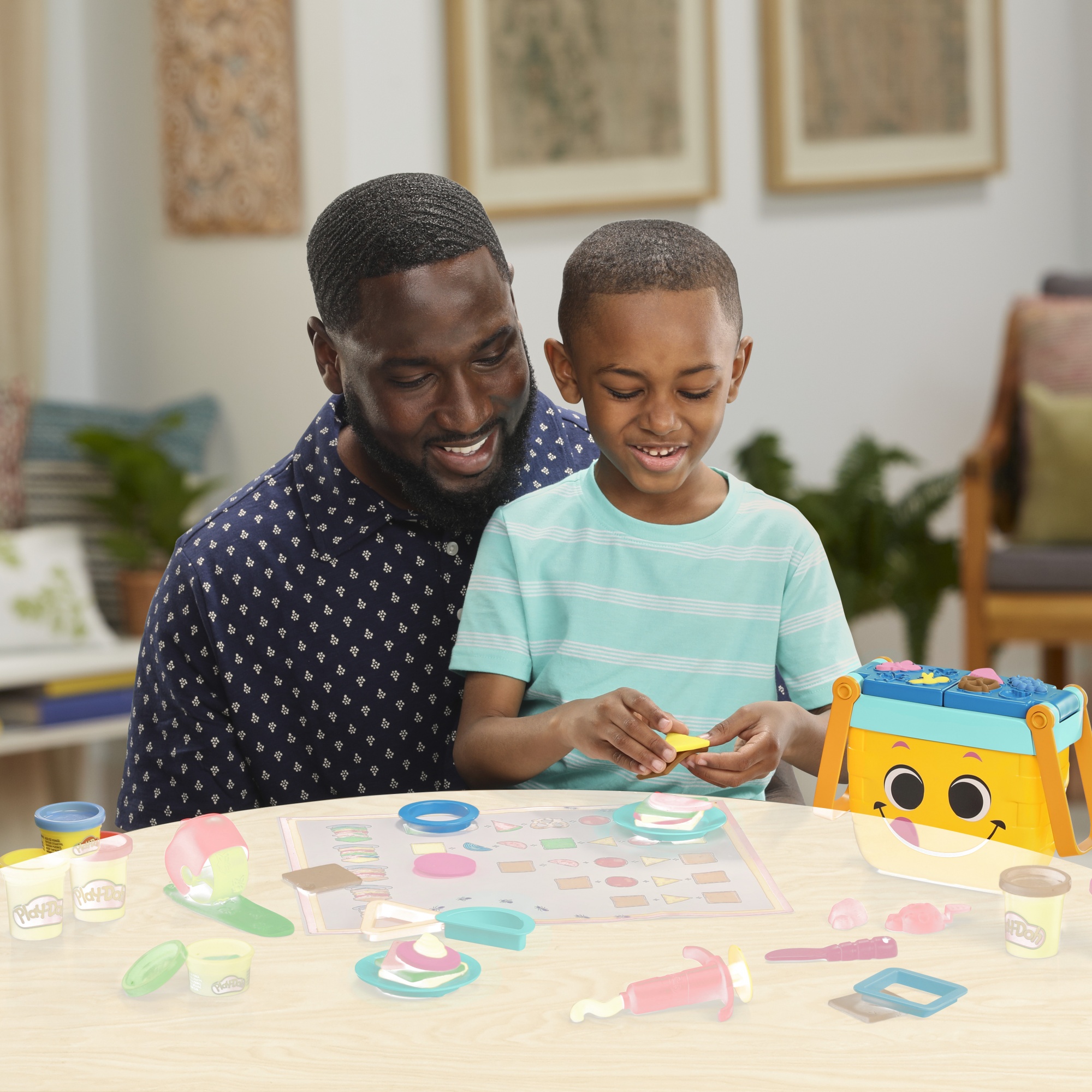 Voir la diapositive 6 : HASBRO Jeu Picnic des formes
