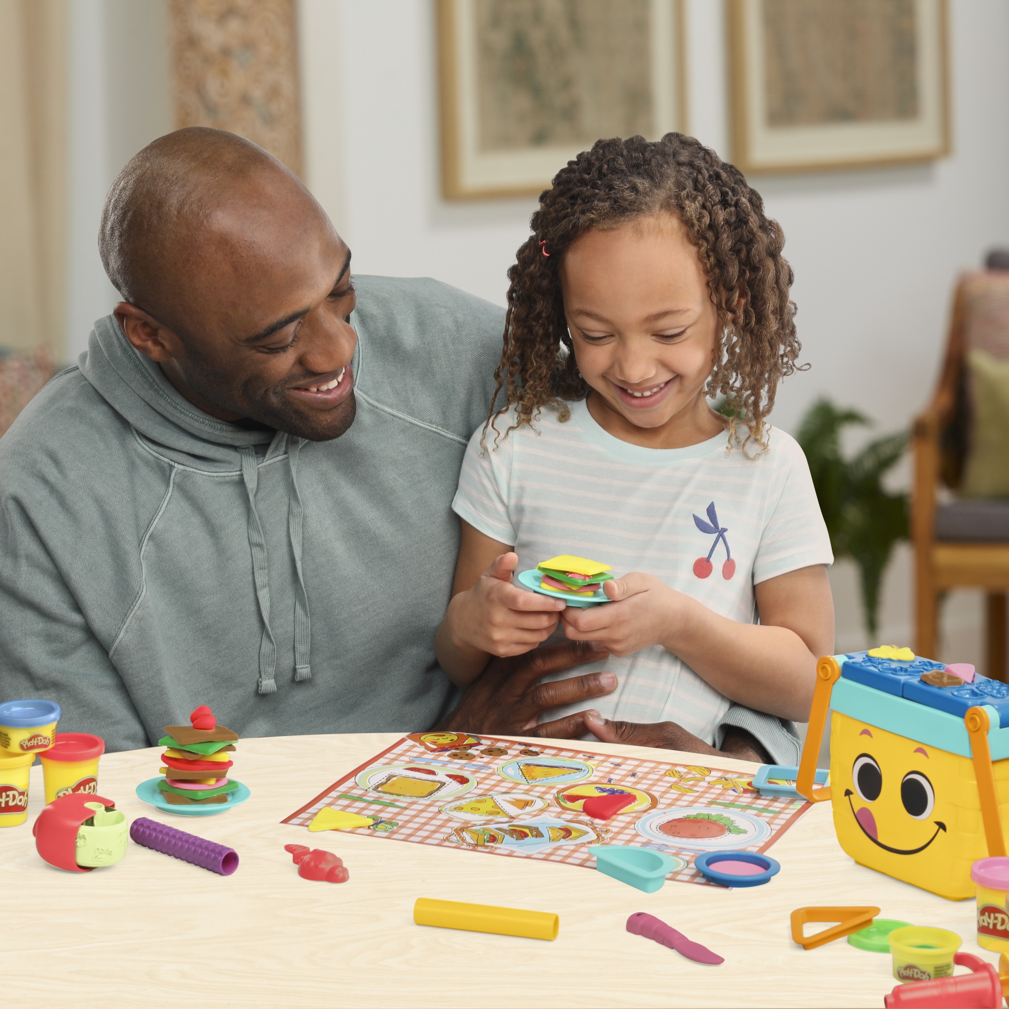 Voir la diapositive 8 : HASBRO Jeu Picnic des formes