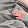 Voir la diapositive 5 : LANAFORM Plaid chauffant LA180105 - Gris