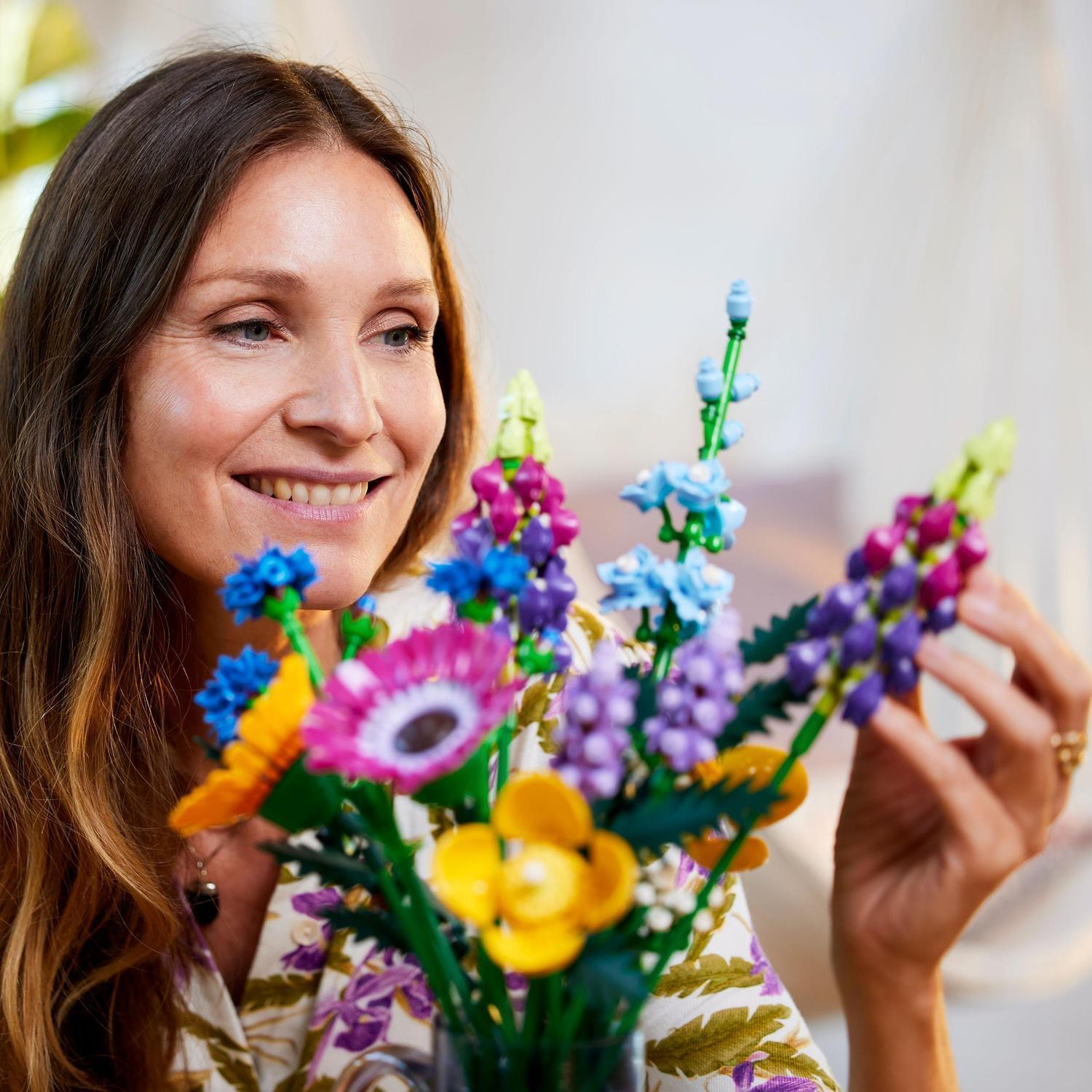 Voir la diapositive 7 : LEGO Botanicals 10313 Bouquet de Fleurs Sauvages - Plantes Artificielles pour Adultes
