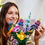 Voir la diapositive 7 : LEGO Icons 10313 - Bouquet de fleurs Sauvages