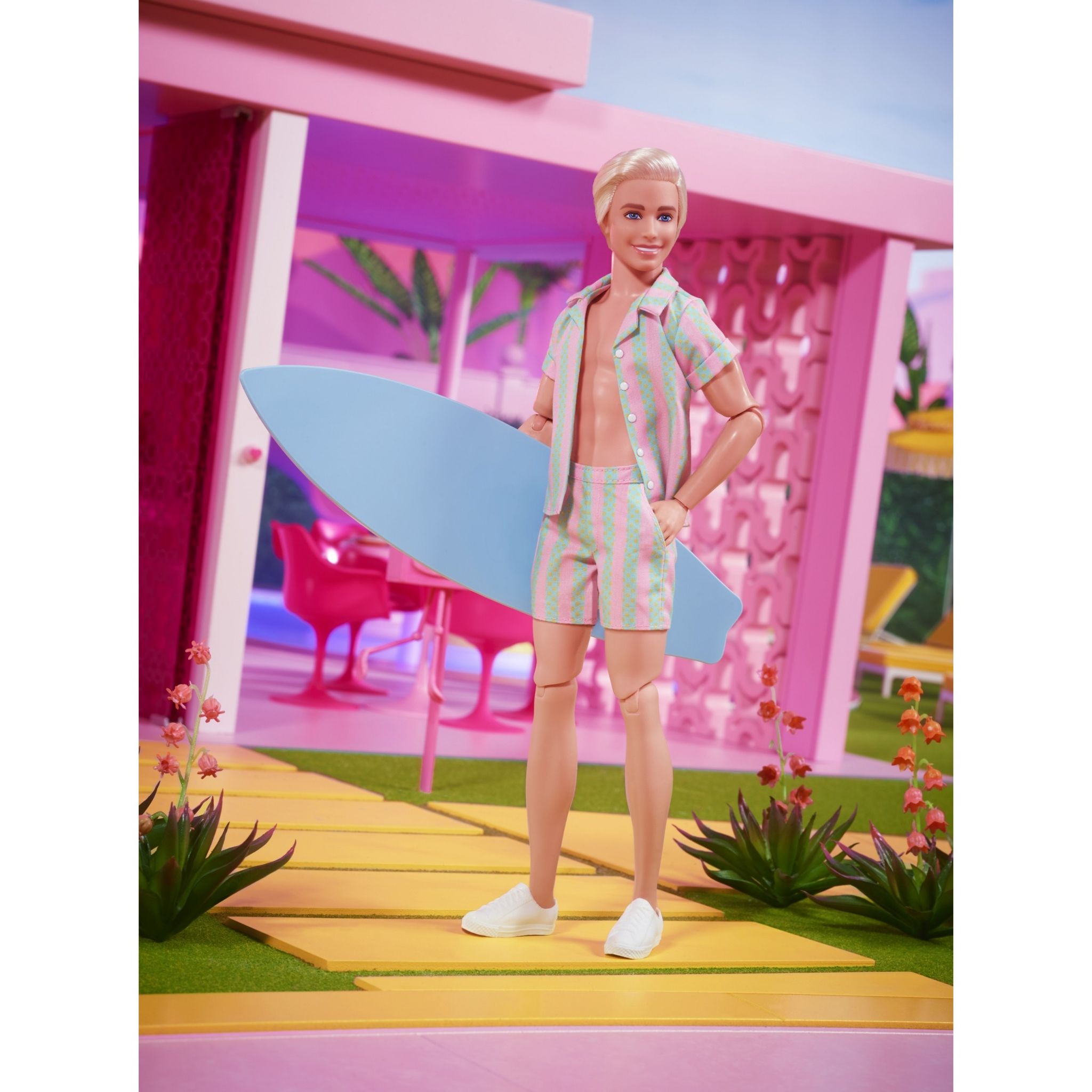 Voir la diapositive 4 : MATTEL Poupée KEN avec ensemble de plage rayé - Barbie le film