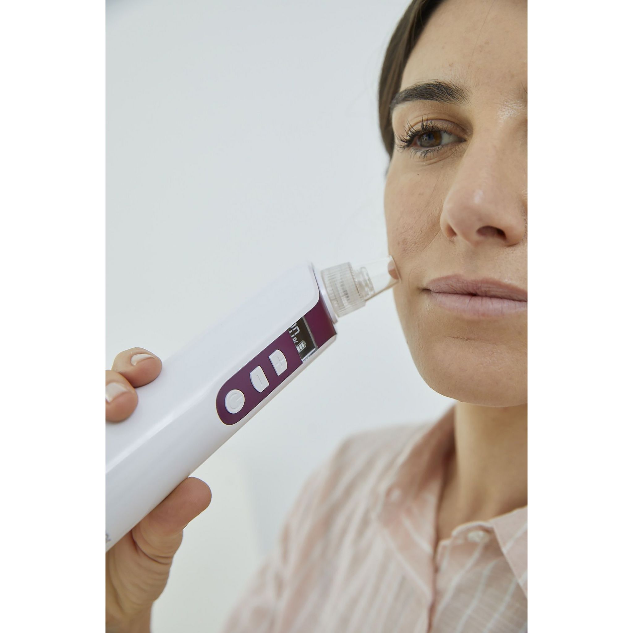 Voir la diapositive 4 : BEURER Appareil anti-points noirs FC41 - Blanc