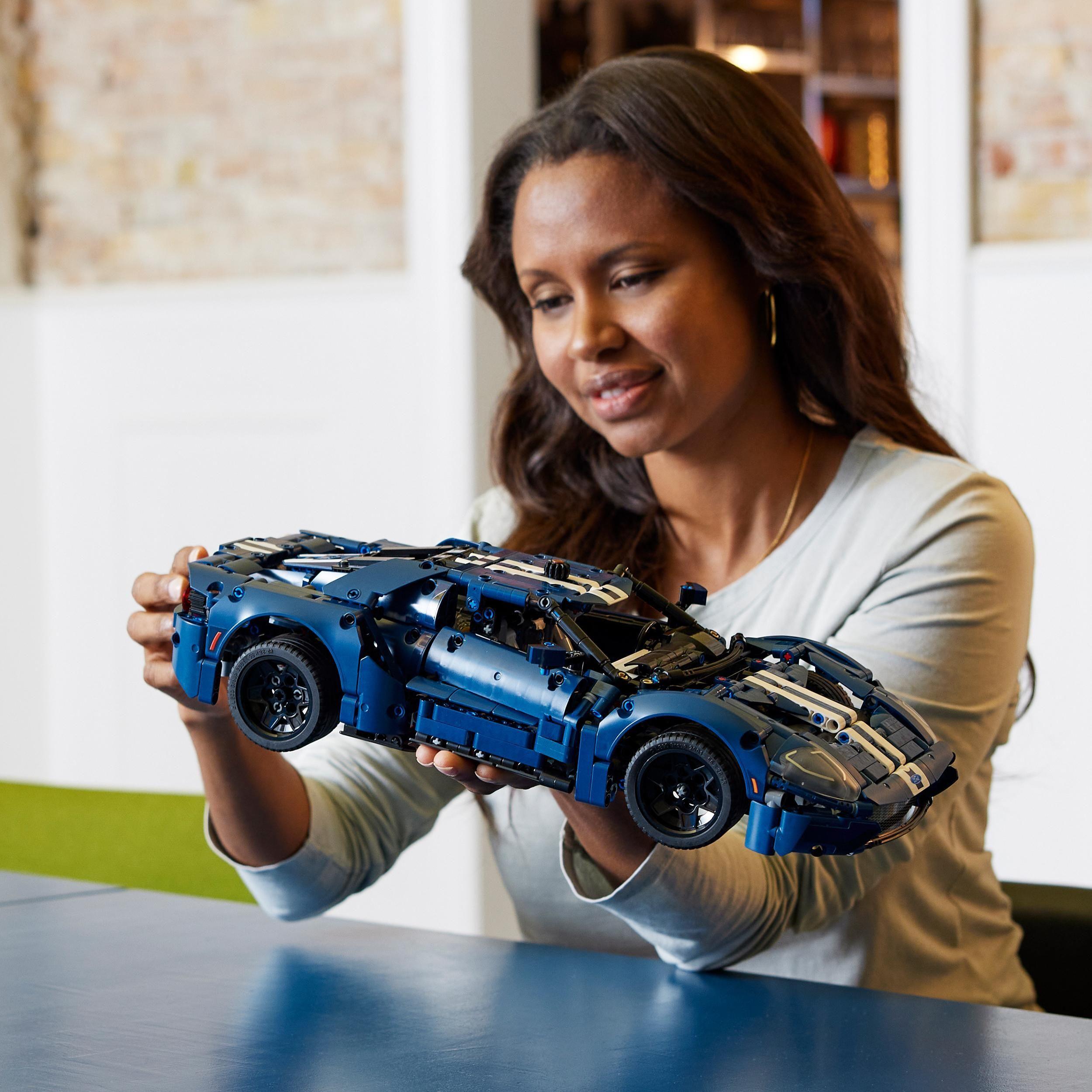 Voir la diapositive 7 : LEGO Technic 42154 Ford GT 2022, Maquette de Voiture pour Adultes, Échelle 1:12, Niveau Avancé