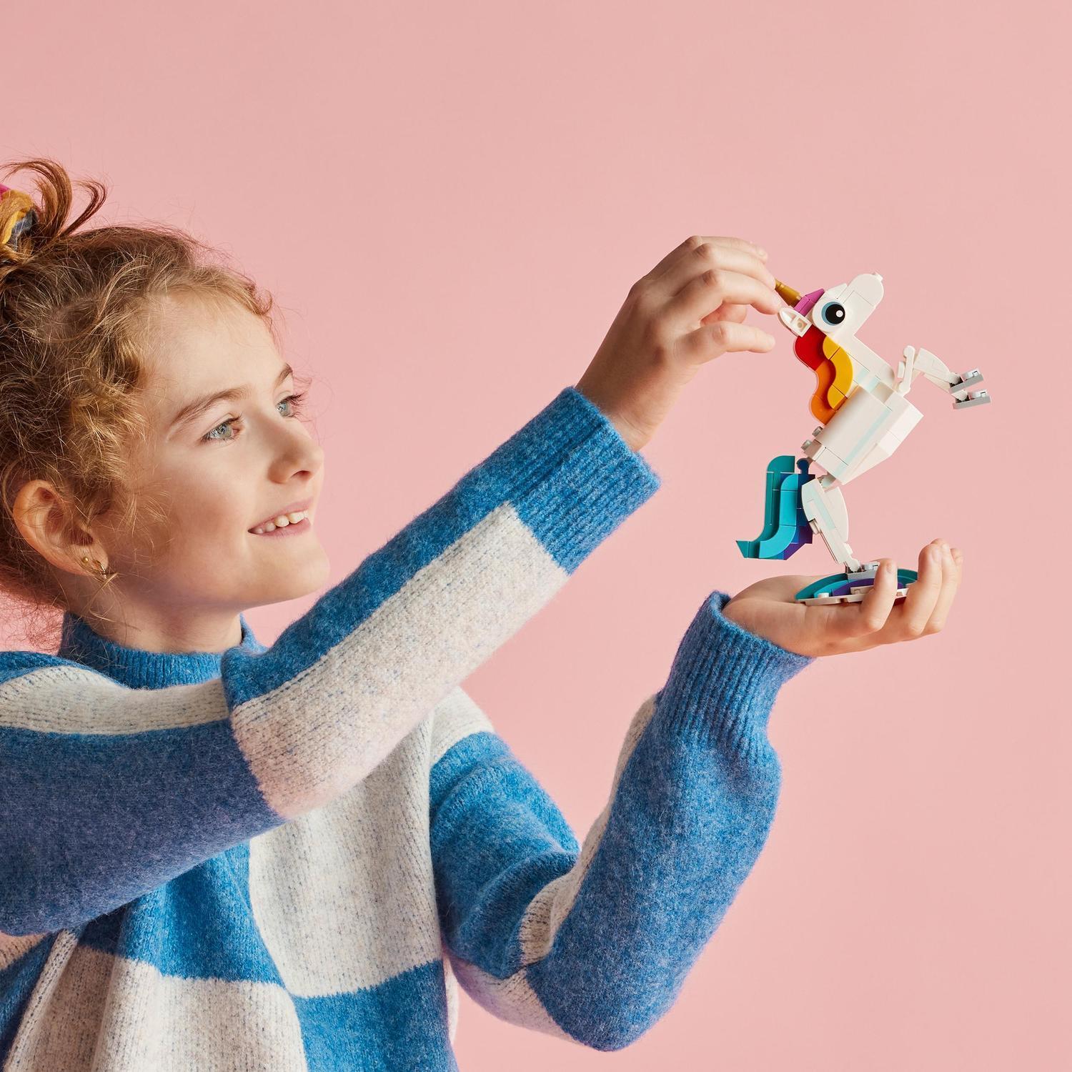Voir la diapositive 7 : LEGO Creator 31140 - La Licorne Magique - Jouet Fille ou Garçon dès 7 ans - Figurine