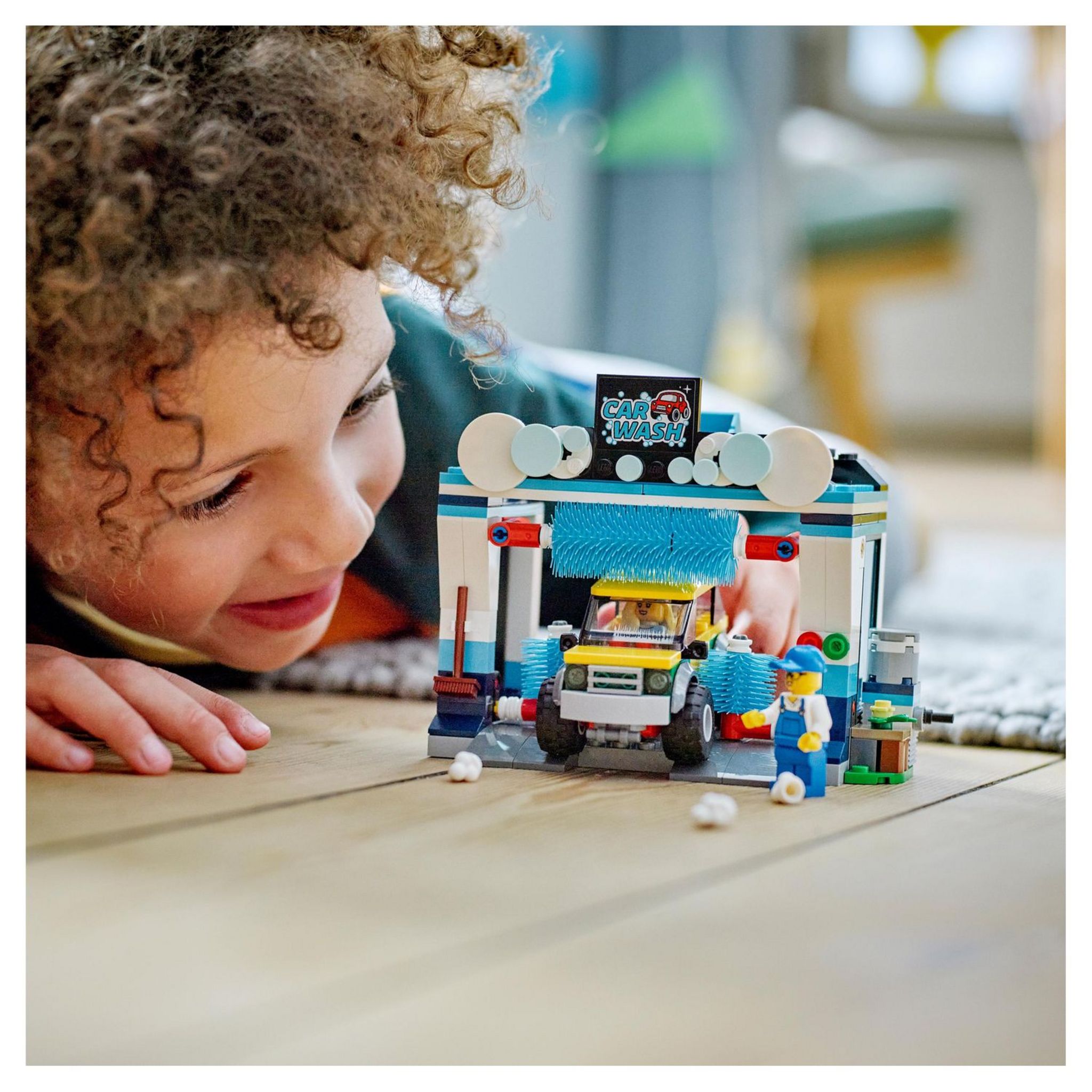 Voir la diapositive 3 : LEGO City 60362 - La Station de Lavage, Jouet pour Enfants Dès 6 Ans, Garçons, Filles, Set avec Brosses à Laver Rotatives, Voiture et 2 Minifigurines