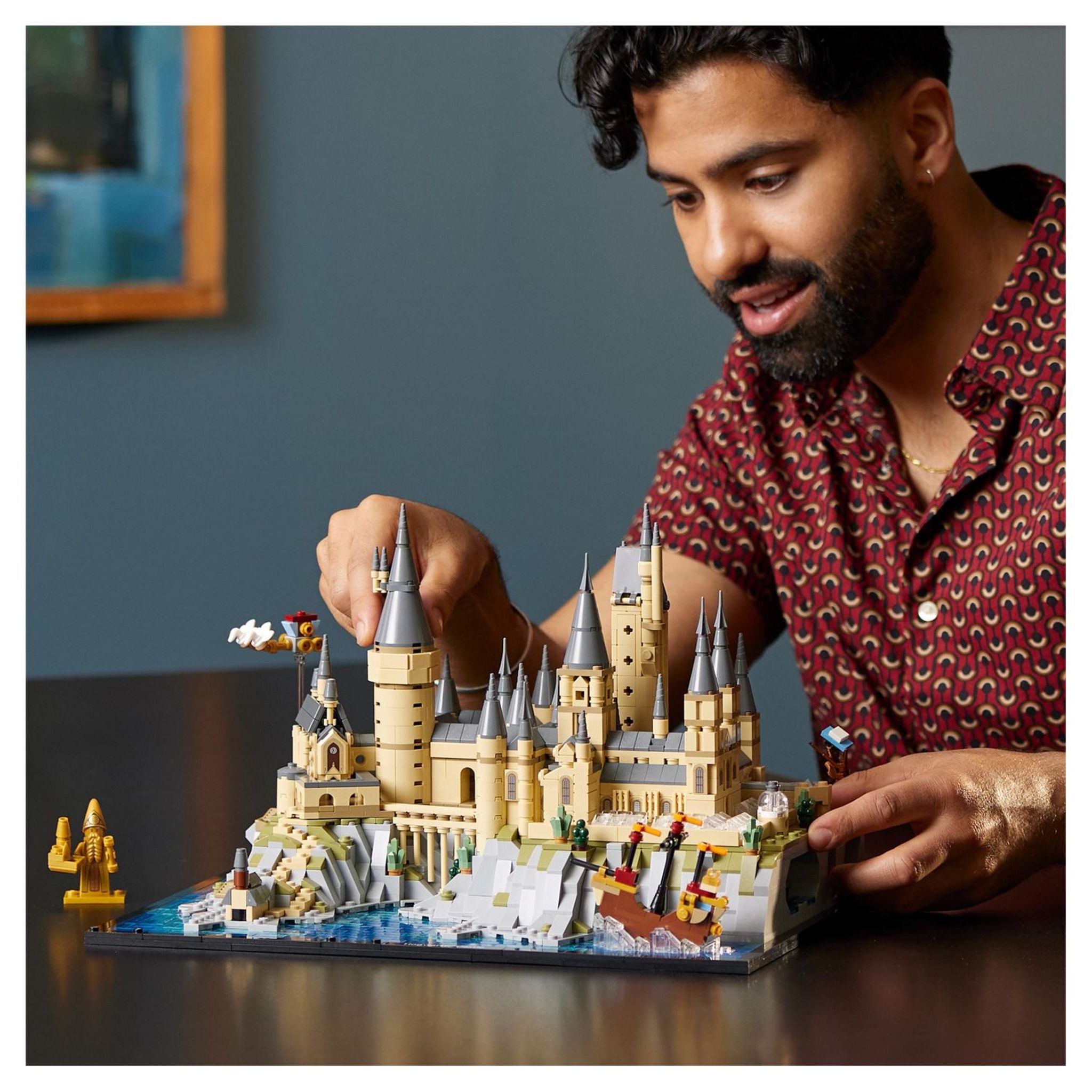 Voir la diapositive 3 : LEGO LEGO Harry Potter 76419 Le Château et le Domaine de Poudlard, Maquette à Construire pour Adultes, Incluant les Lieux Iconiques