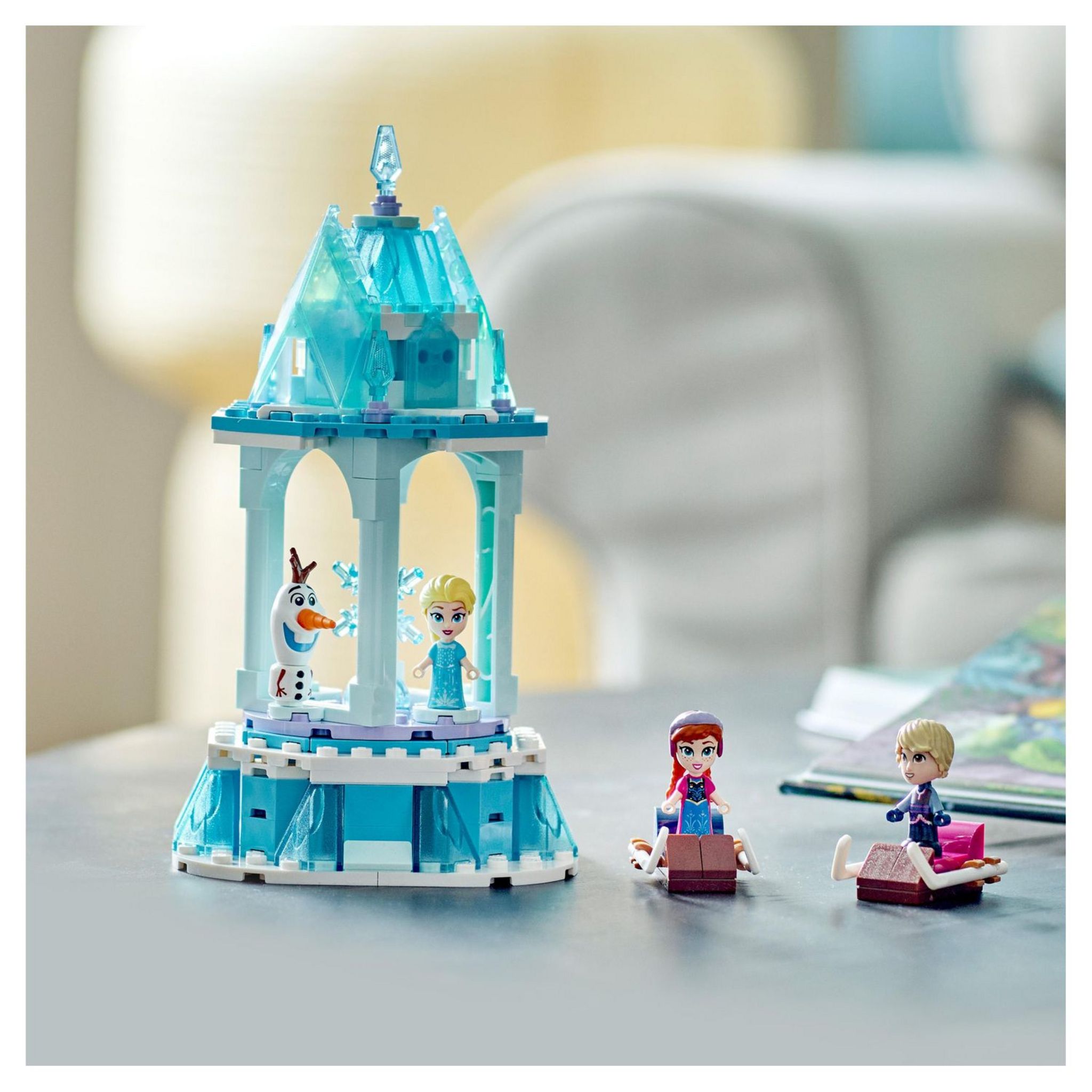 Voir la diapositive 4 : LEGO Disney Princess 43218 - Le Manège Magique d'Anna et Elsa, Jouet inspiré du Château de la Reine des Neiges avec Micro-Poupée Kristoff et Figurine Olaf