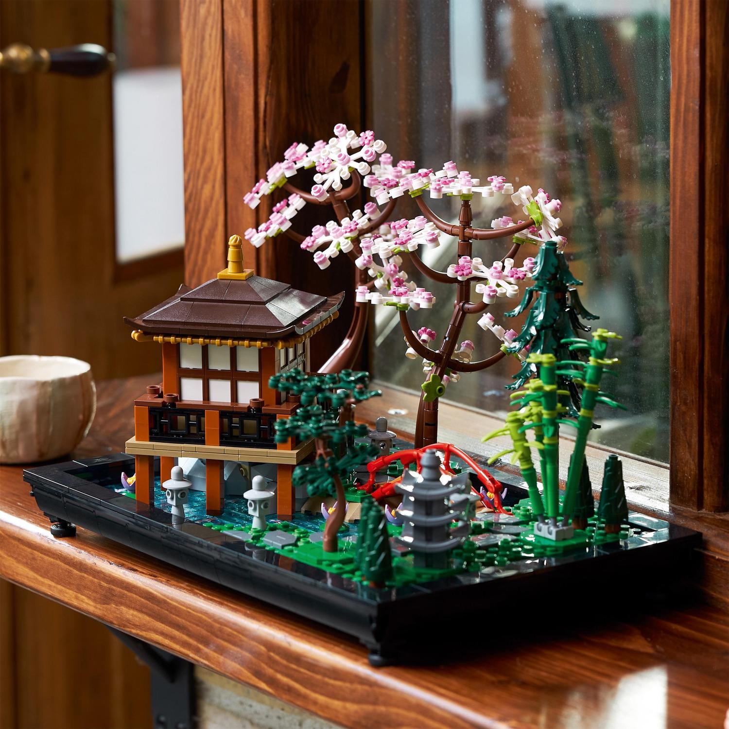 Voir la diapositive 12 : LEGO Icons 10315 Le Jardin Paisible, Kit de Jardinage Botanique Zen pour Adultes, Cadeau pour Femmes, Hommes