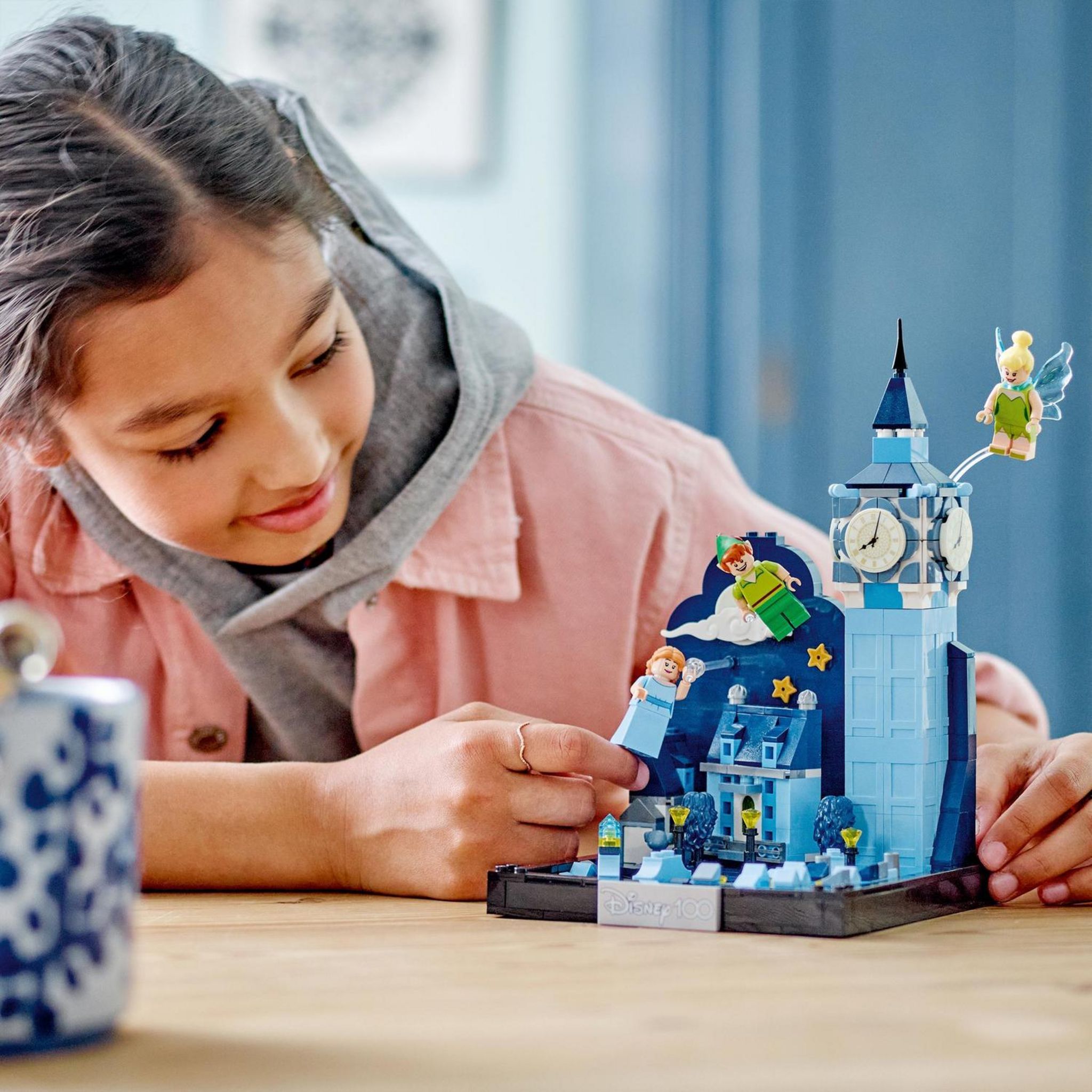 Voir la diapositive 3 : LEGO LEGO Disney 43232 Le Vol de Peter Pan et Wendy au-dessus de Londres, Maquette Big Ben, avec Fée Clochette