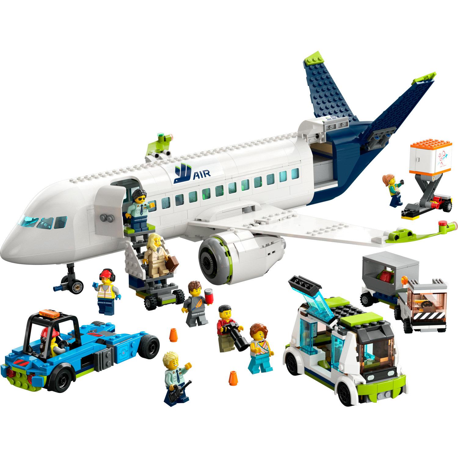 Voir la diapositive 2 : LEGO City 60367 L’Avion de Ligne, Jouet avec Bus de l'Aéroport, Remorqueur, Camion à Bagages et 9 Minifigurines