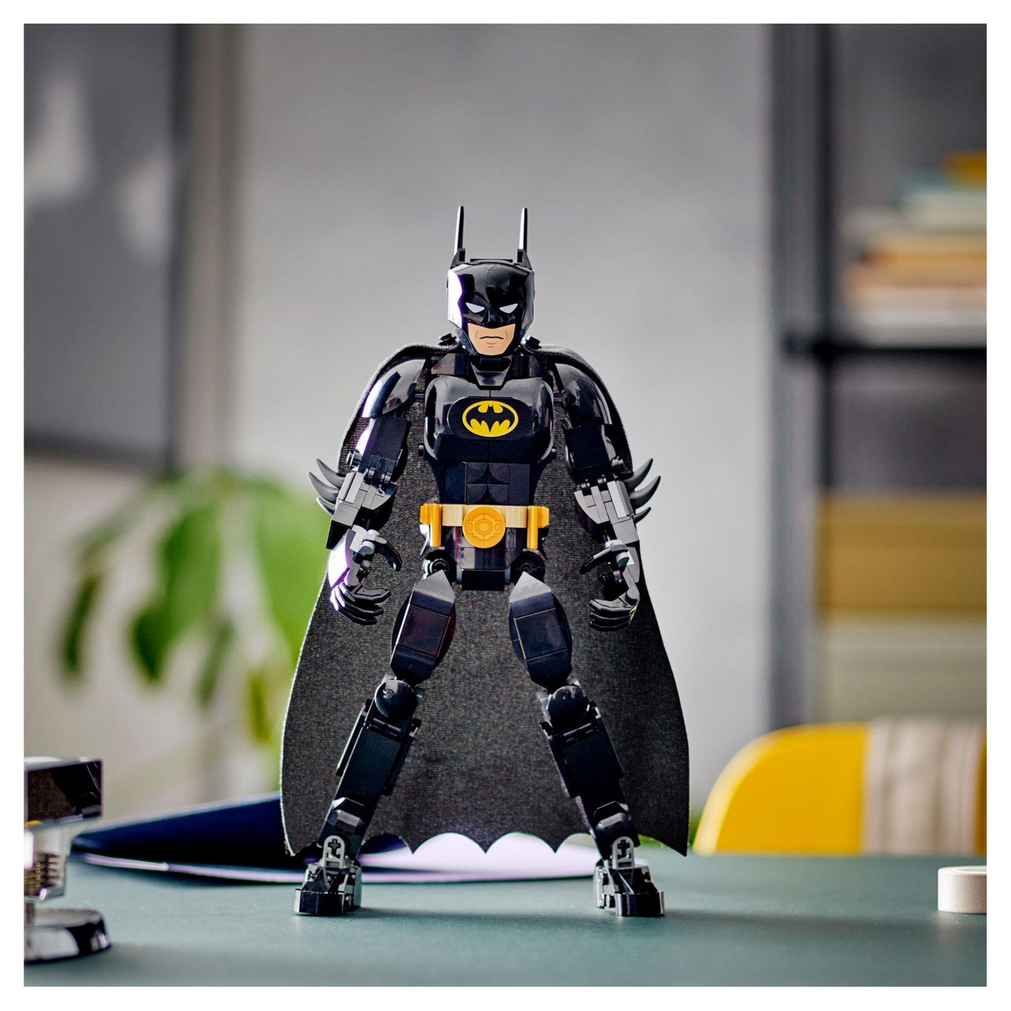 Voir la diapositive 4 : LEGO DC Comics 76259 - La Figurine de Batman, Jouet de Construction et Décoration Super-héros avec Cape, Basé sur le Film Batman 1989