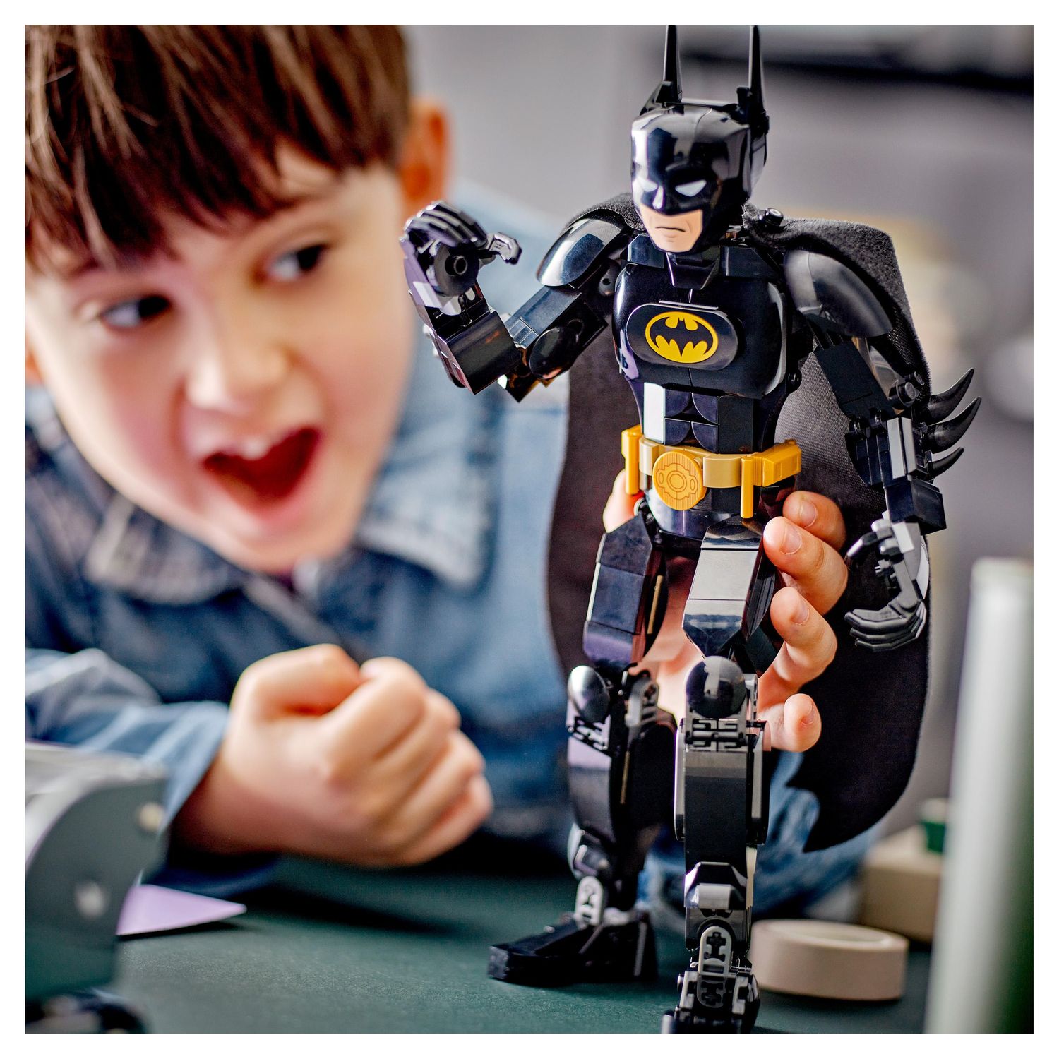 Voir la diapositive 5 : LEGO DC Comics 76259 - La Figurine de Batman, Jouet de Construction et Décoration Super-héros avec Cape, Basé sur le Film Batman 1989
