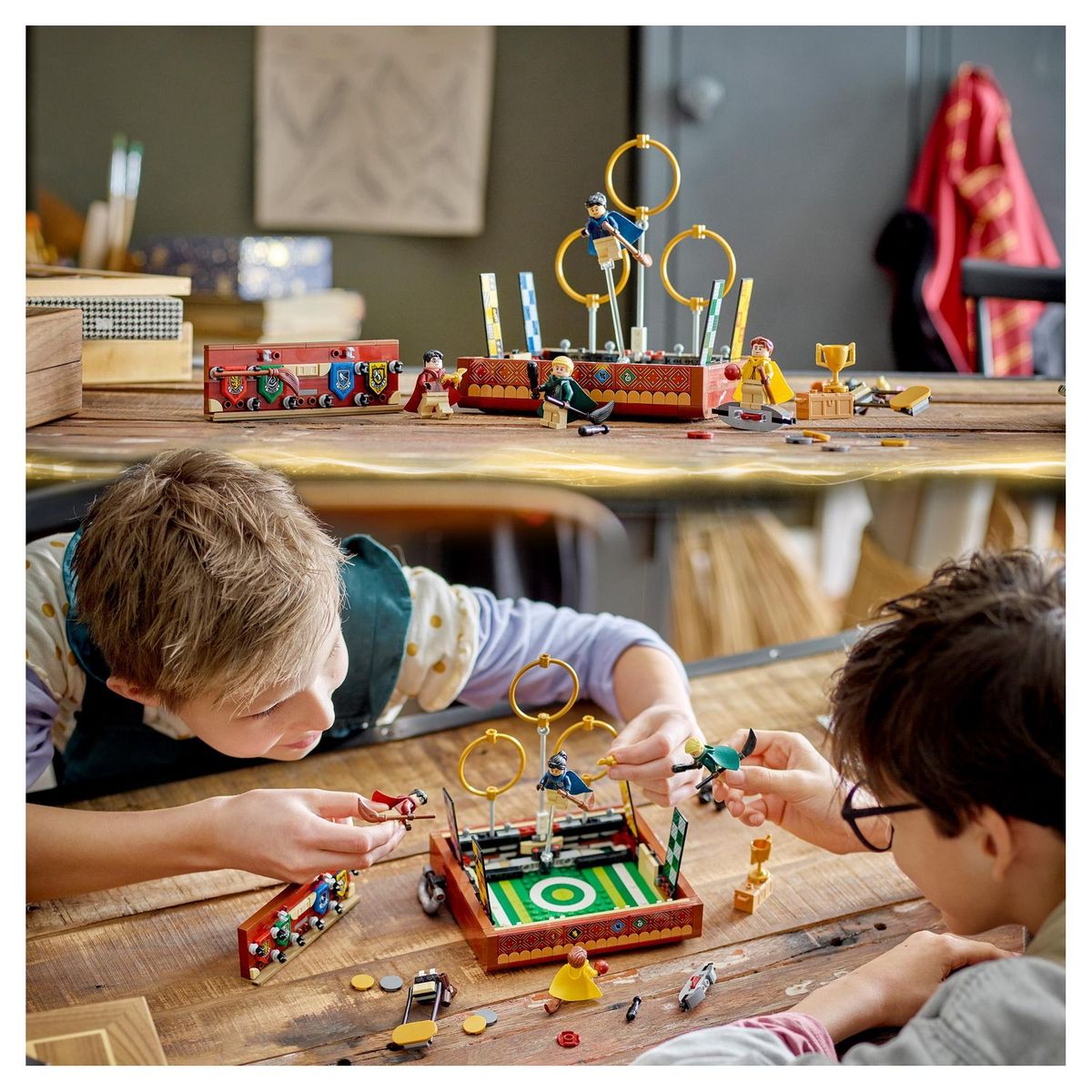 LEGO Harry Potter 76416 - La Malle de Quidditch, Jouet pour 1 Joueur ou 2 Joueurs avec Minifigurines Draco Malefoy, Cedric Diggory, Cho Chang et le Vif d'Or