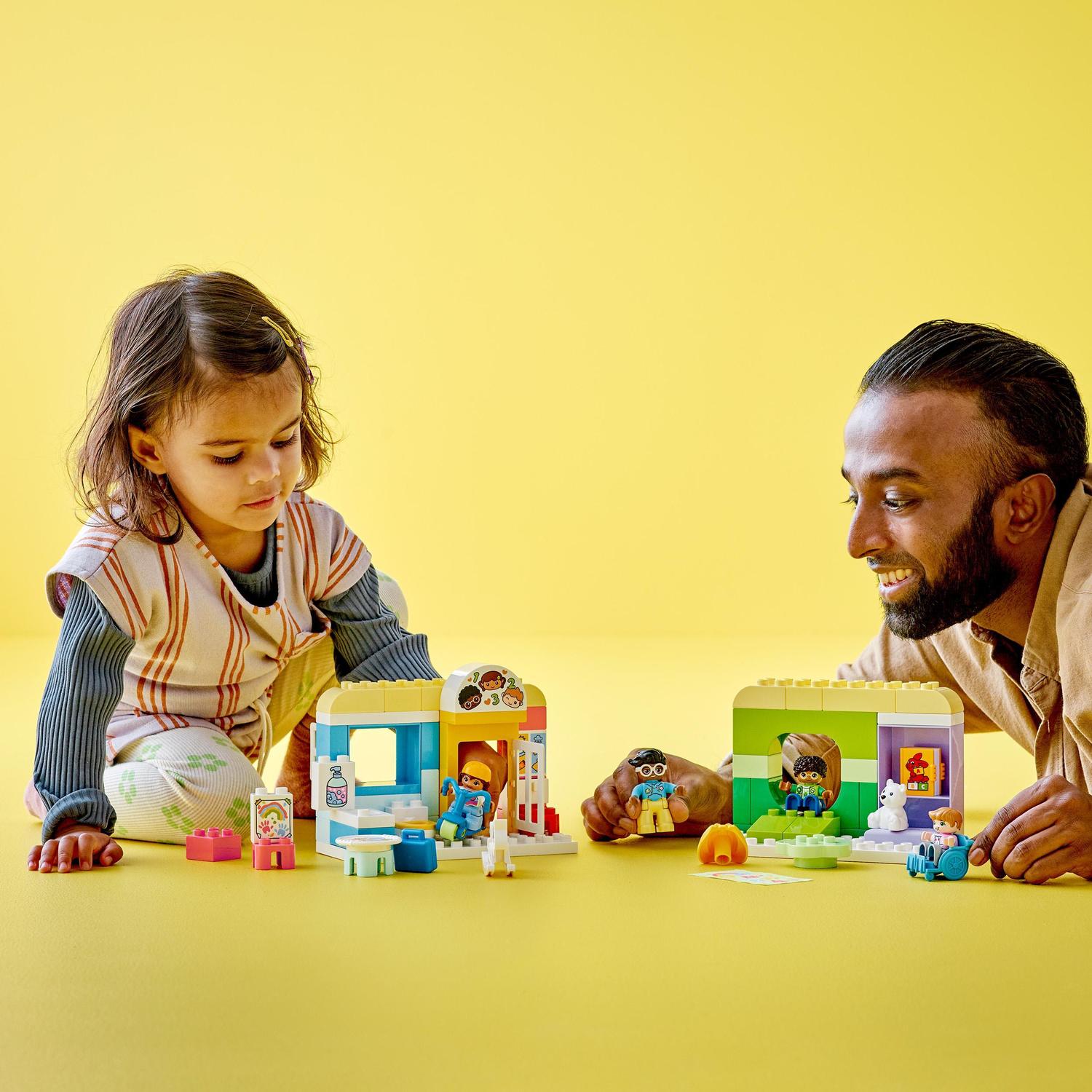 Voir la diapositive 3 : LEGO DUPLO 10992 - La vie à la garderie