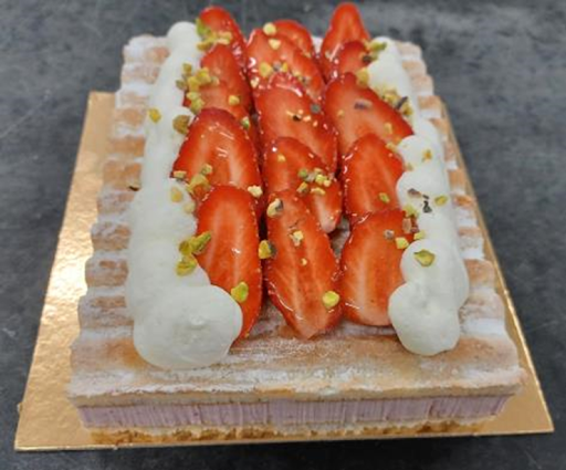 AUCHAN LE TRAITEUR Charlotte aux fraises carrée 6 parts 586g