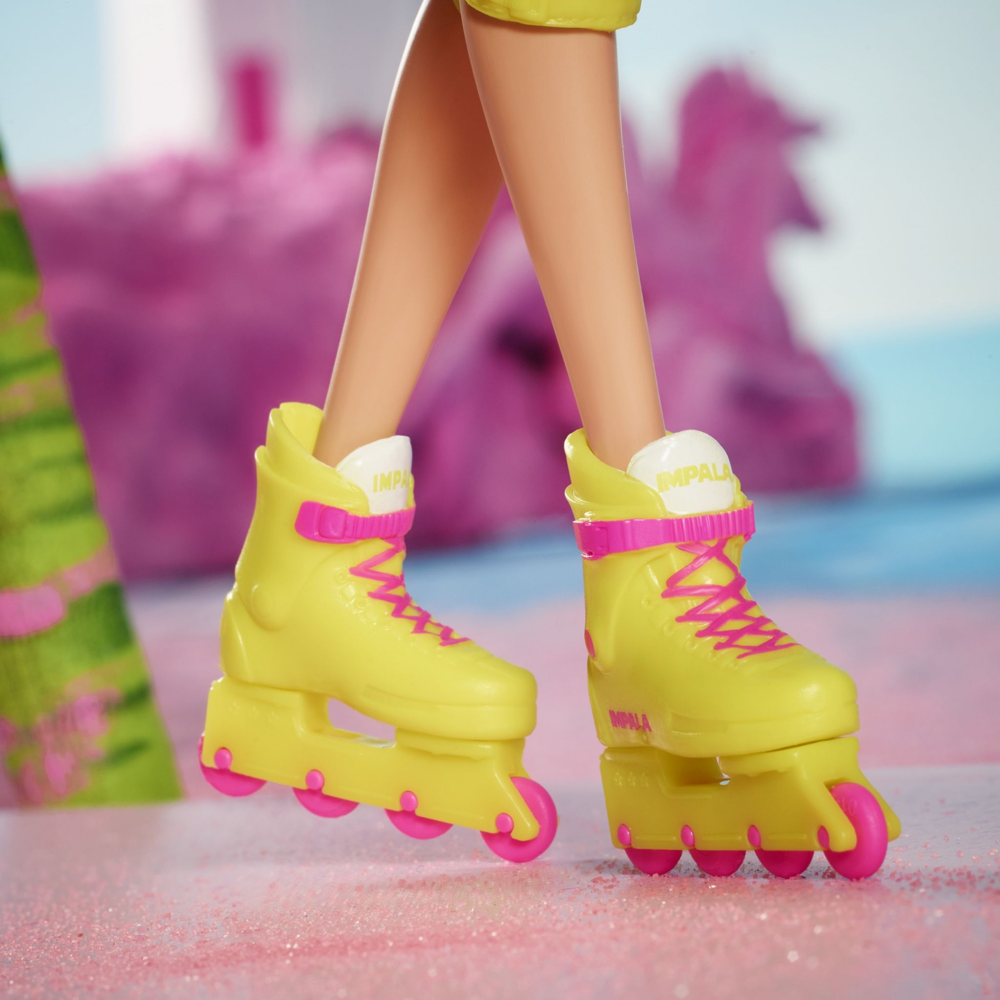 Voir la diapositive 6 : MATTEL Poupée Barbie le Film Roller Skate et accessoires