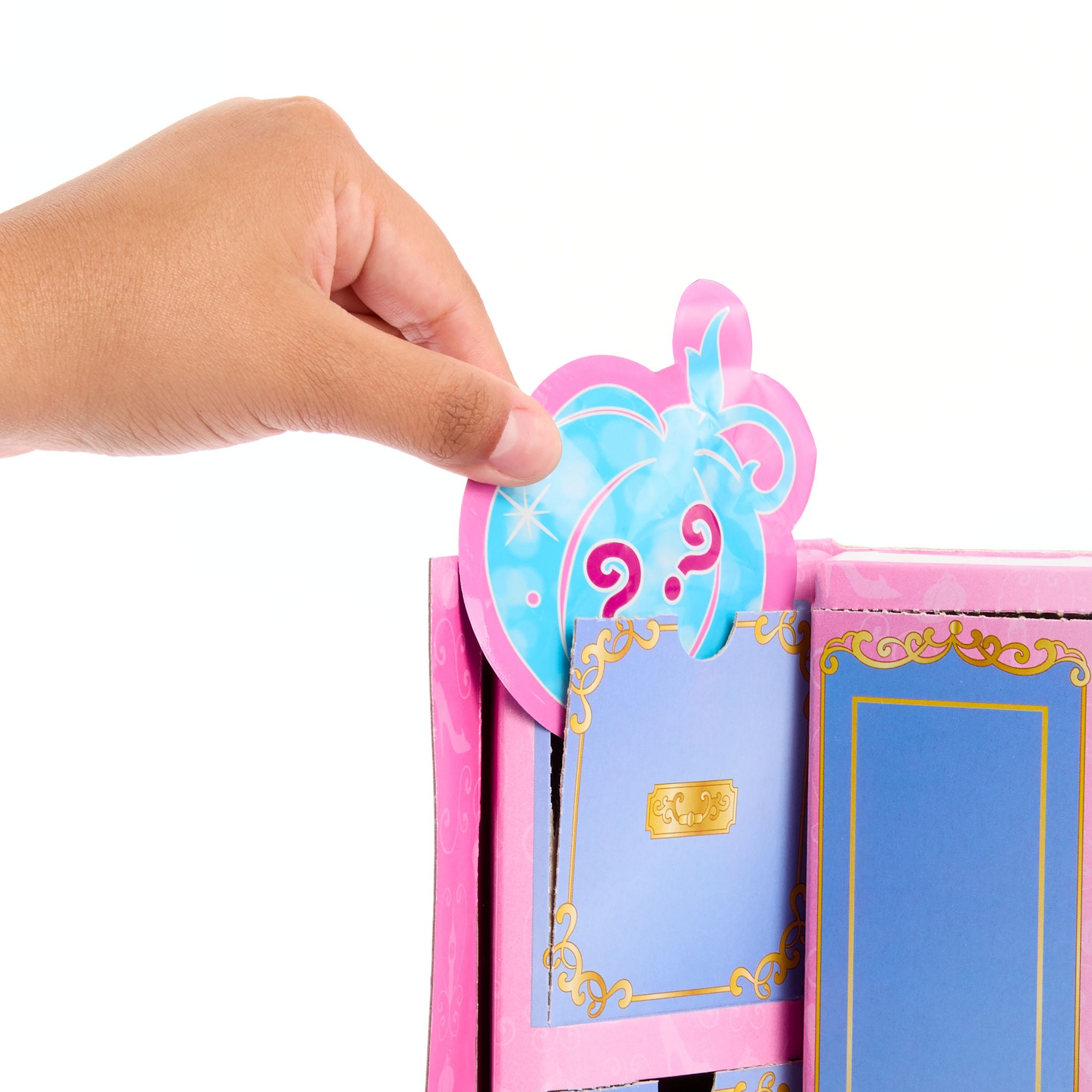 Voir la diapositive 3 : MATTEL Poupée Cendrillon surprises royales