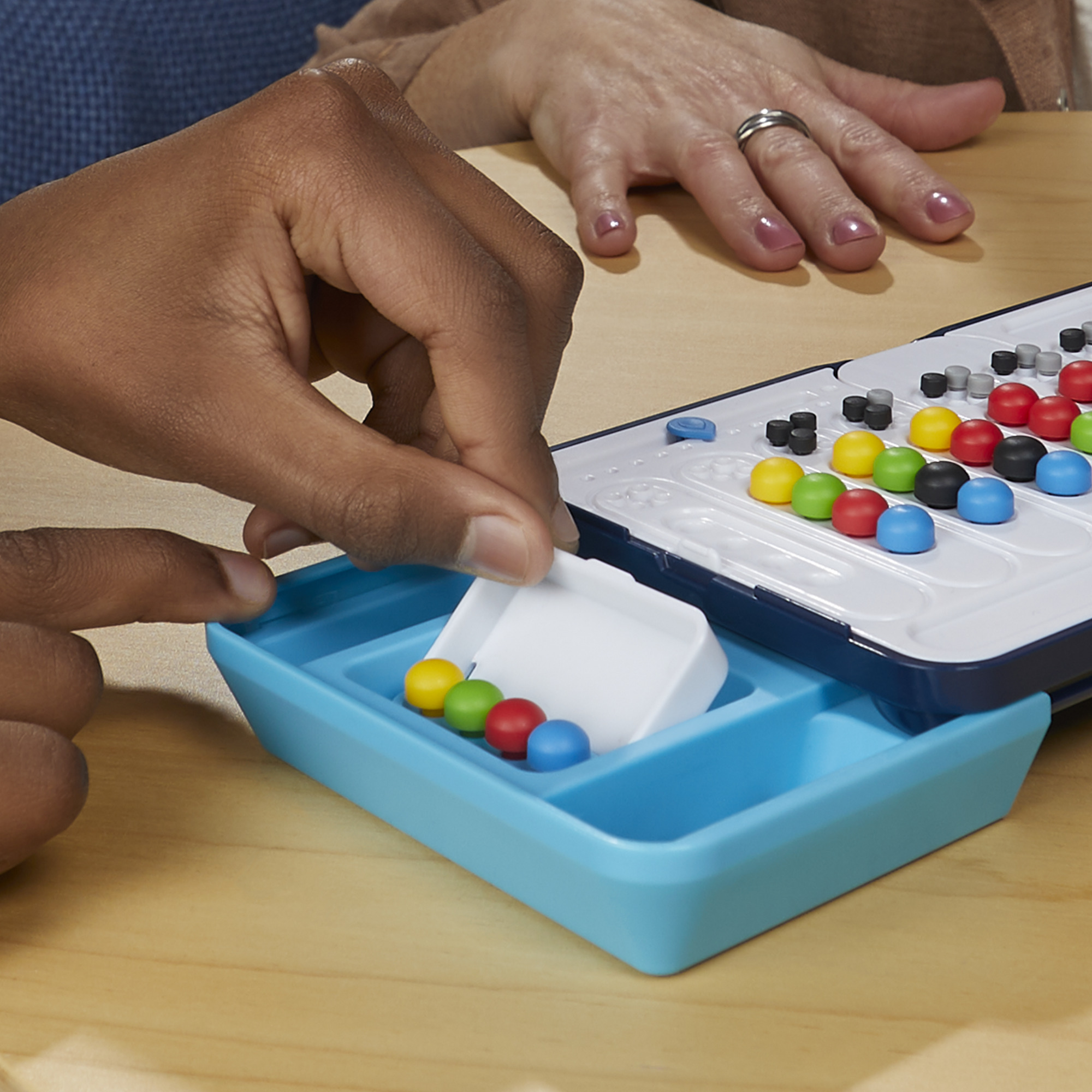 Voir la diapositive 3 : HASBRO Jeu Mastermind