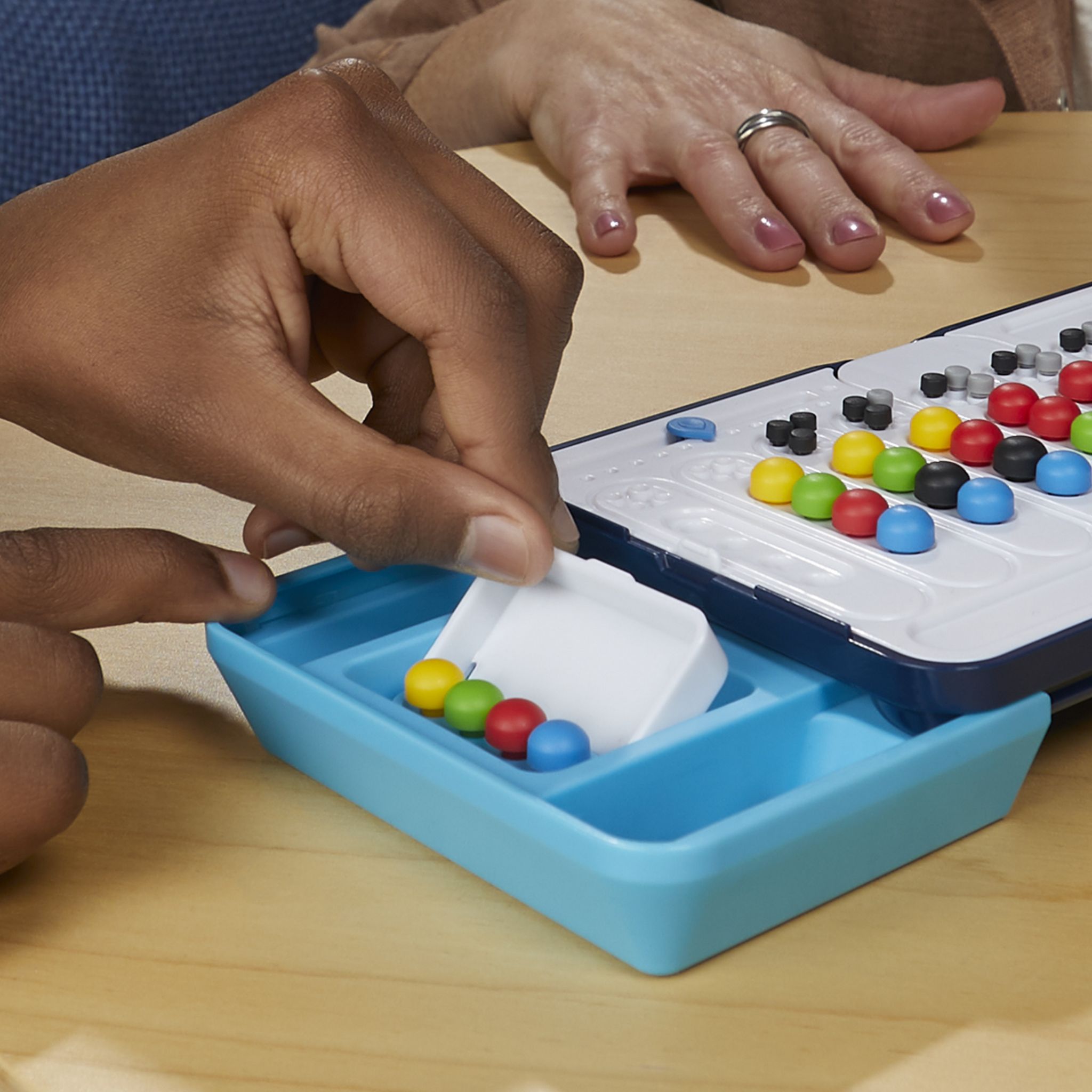 Voir la diapositive 3 : HASBRO Jeu Mastermind