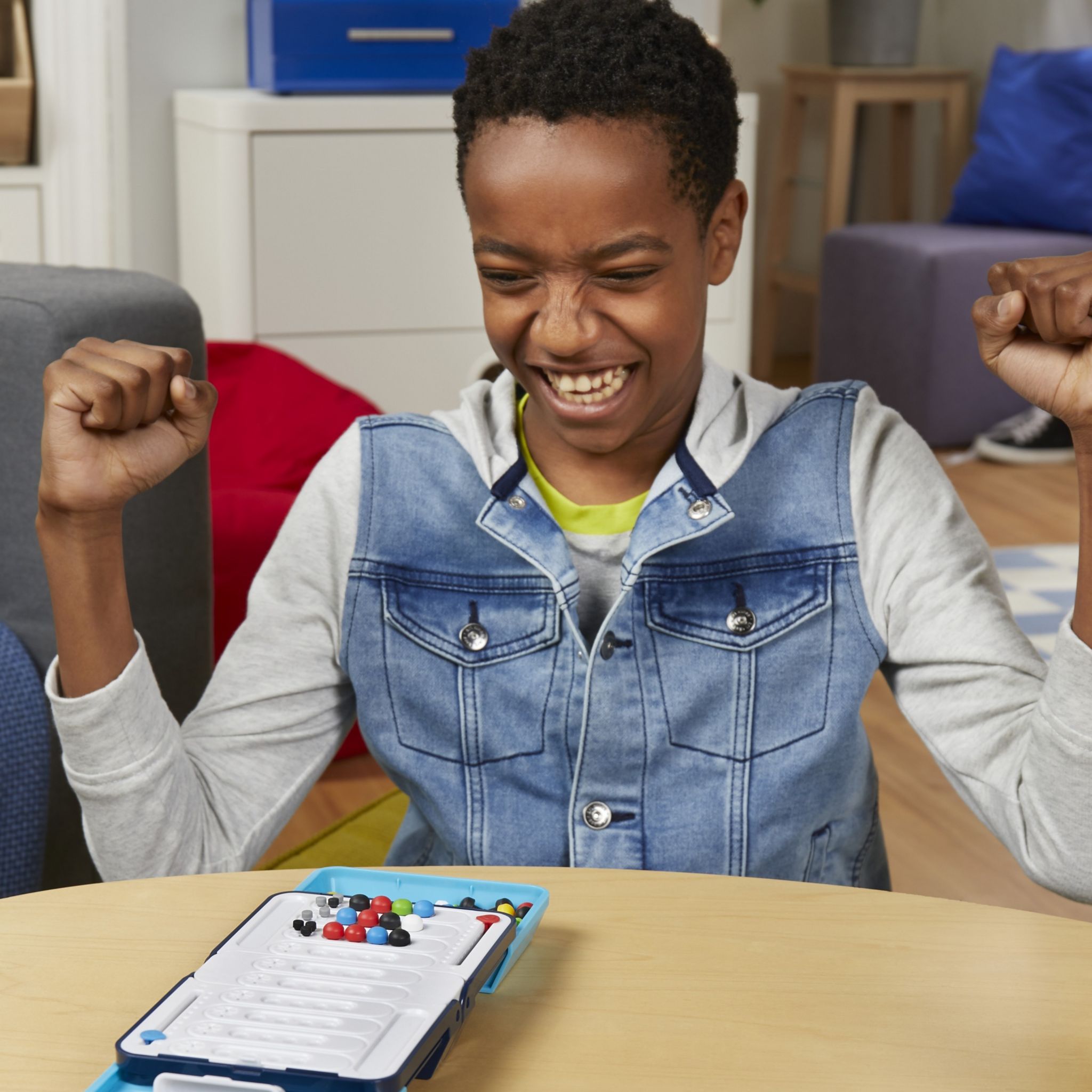 Voir la diapositive 9 : HASBRO Jeu Mastermind