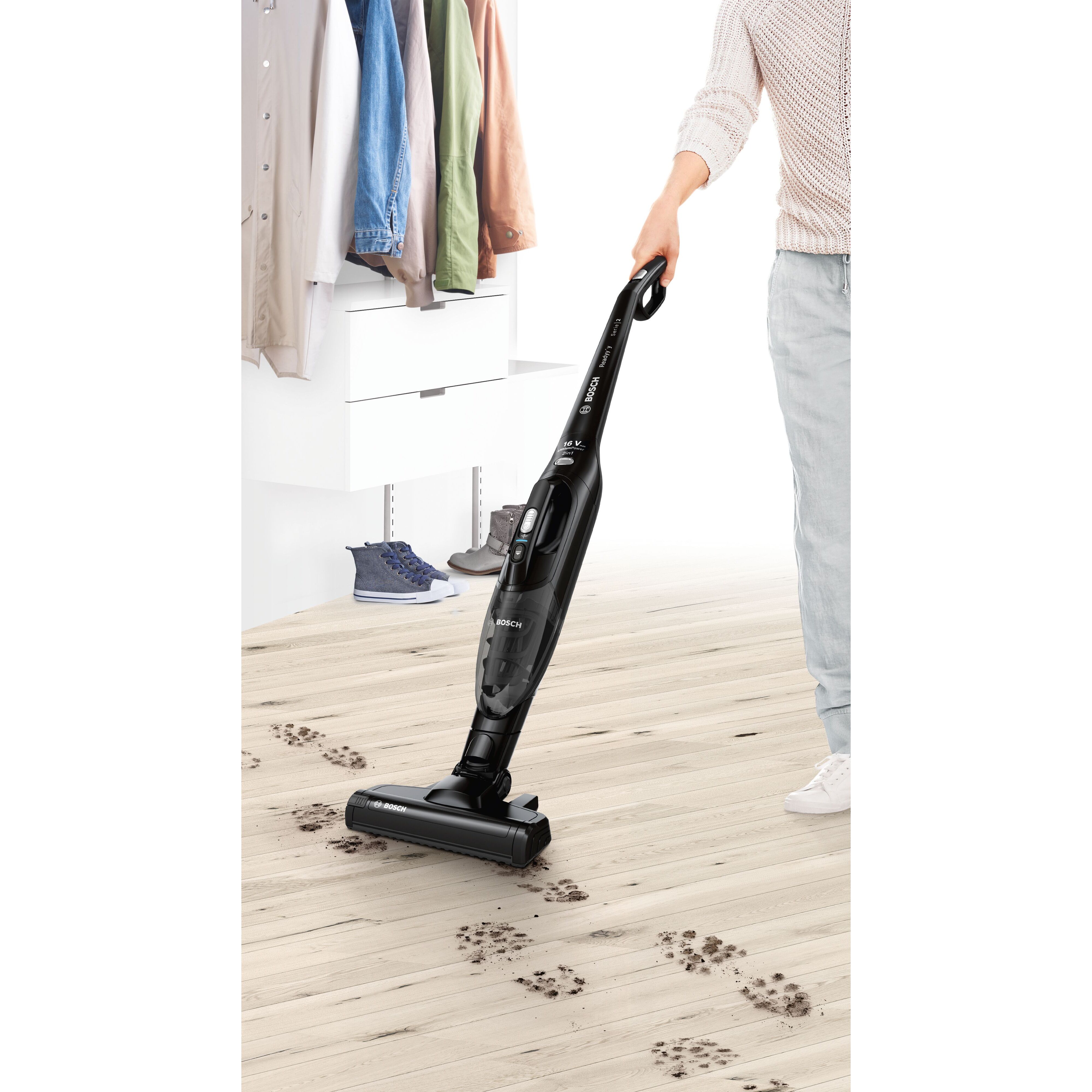 Voir la diapositive 10 : BOSCH Aspirateur balai sans sac 2 en 1 BCHF216B - Noir