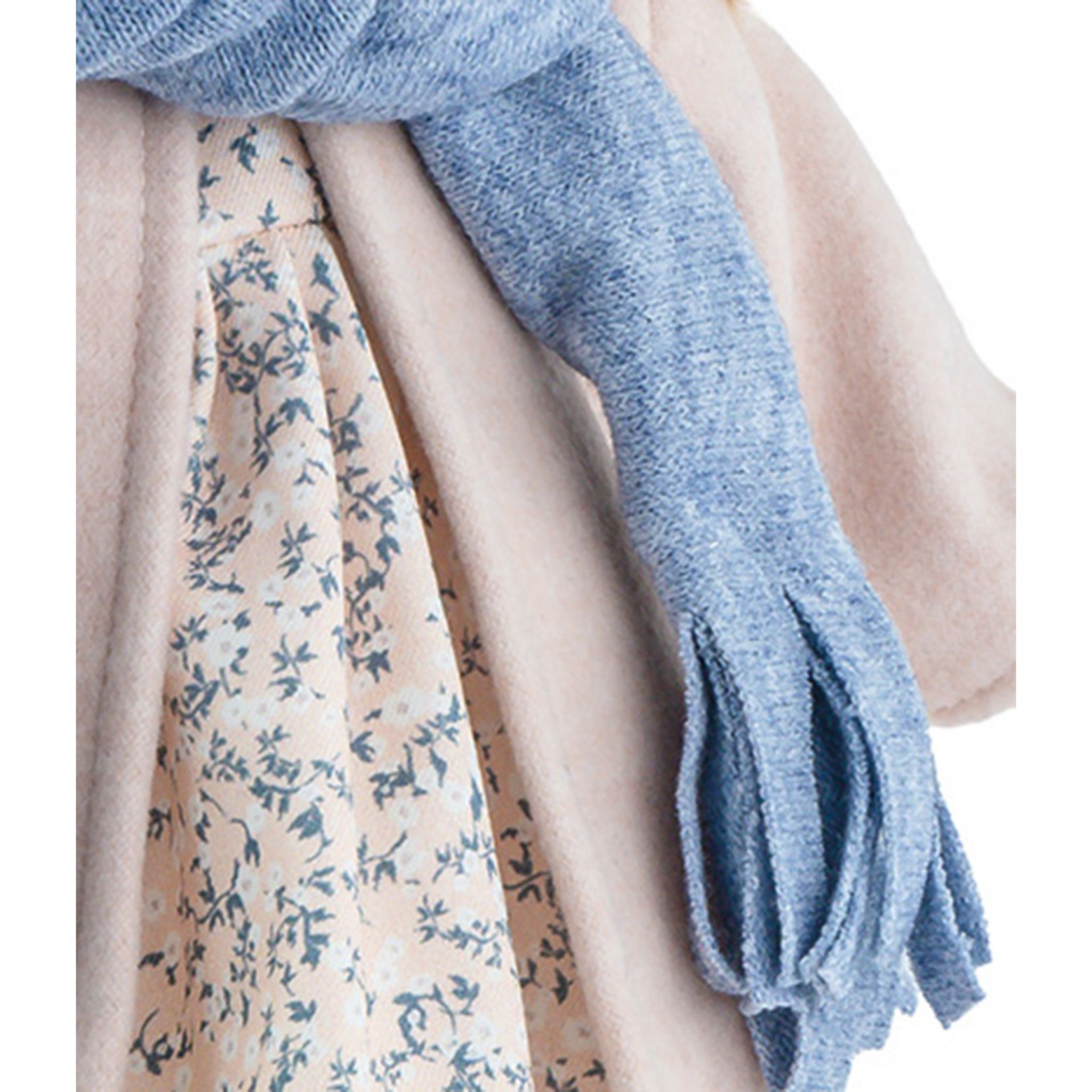 Voir la diapositive 3 : MARINA & PAU Poupée Inverness Tina 42 cm