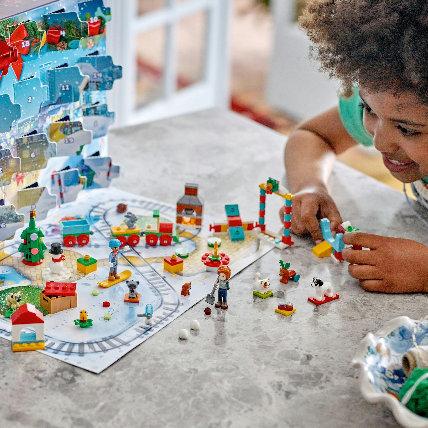 Voir la diapositive 3 : LEGO Friends 41758 - Le Calendrier de l Avent, avec 24 Cadeaux dont 8 Figurines d'Animaux, 2 Mini-Poupées