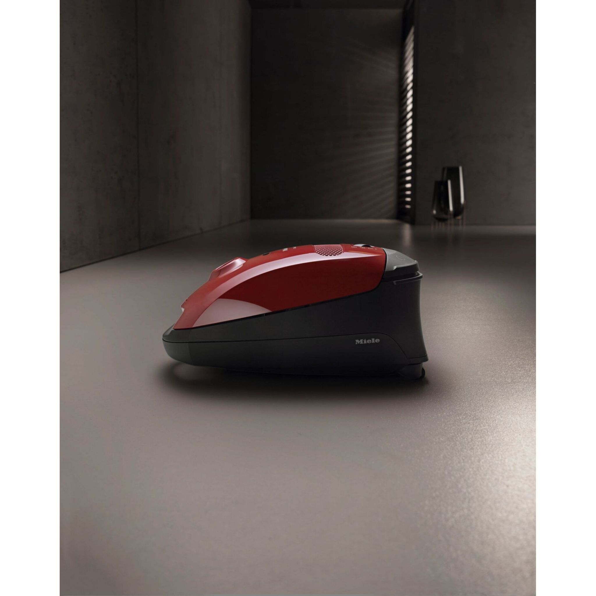 Voir la diapositive 6 : MIELE Aspirateur traîneau avec sac CLASSIC C1 POWERLINE - Rouge