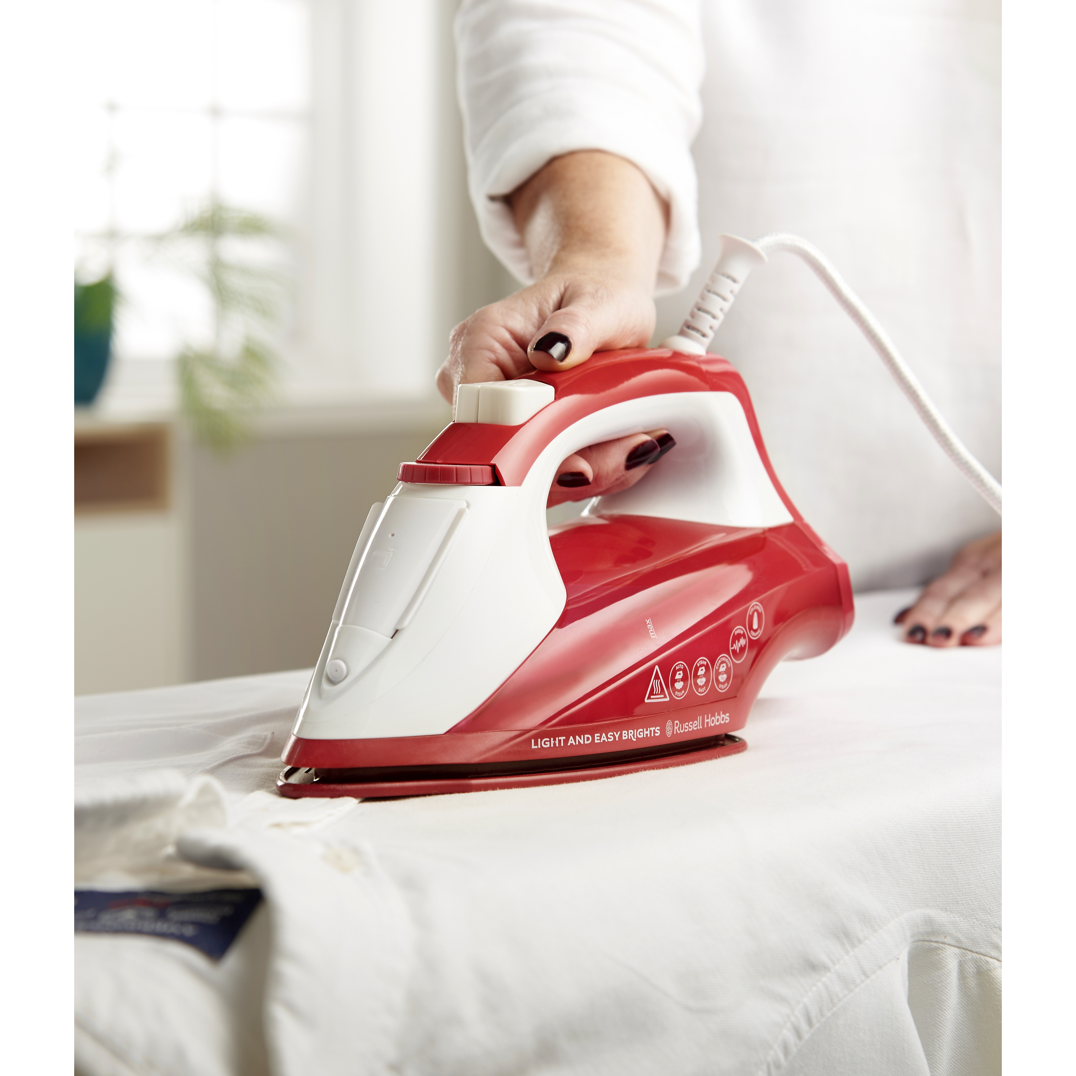 Voir la diapositive 3 : RUSSELL HOBBS Fer à repasser 26481-56 - Rouge