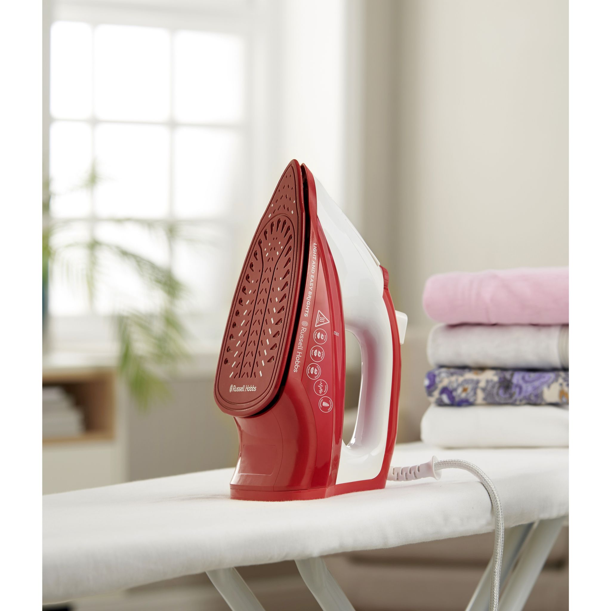 Voir la diapositive 4 : RUSSELL HOBBS Fer à repasser 26481-56 - Rouge