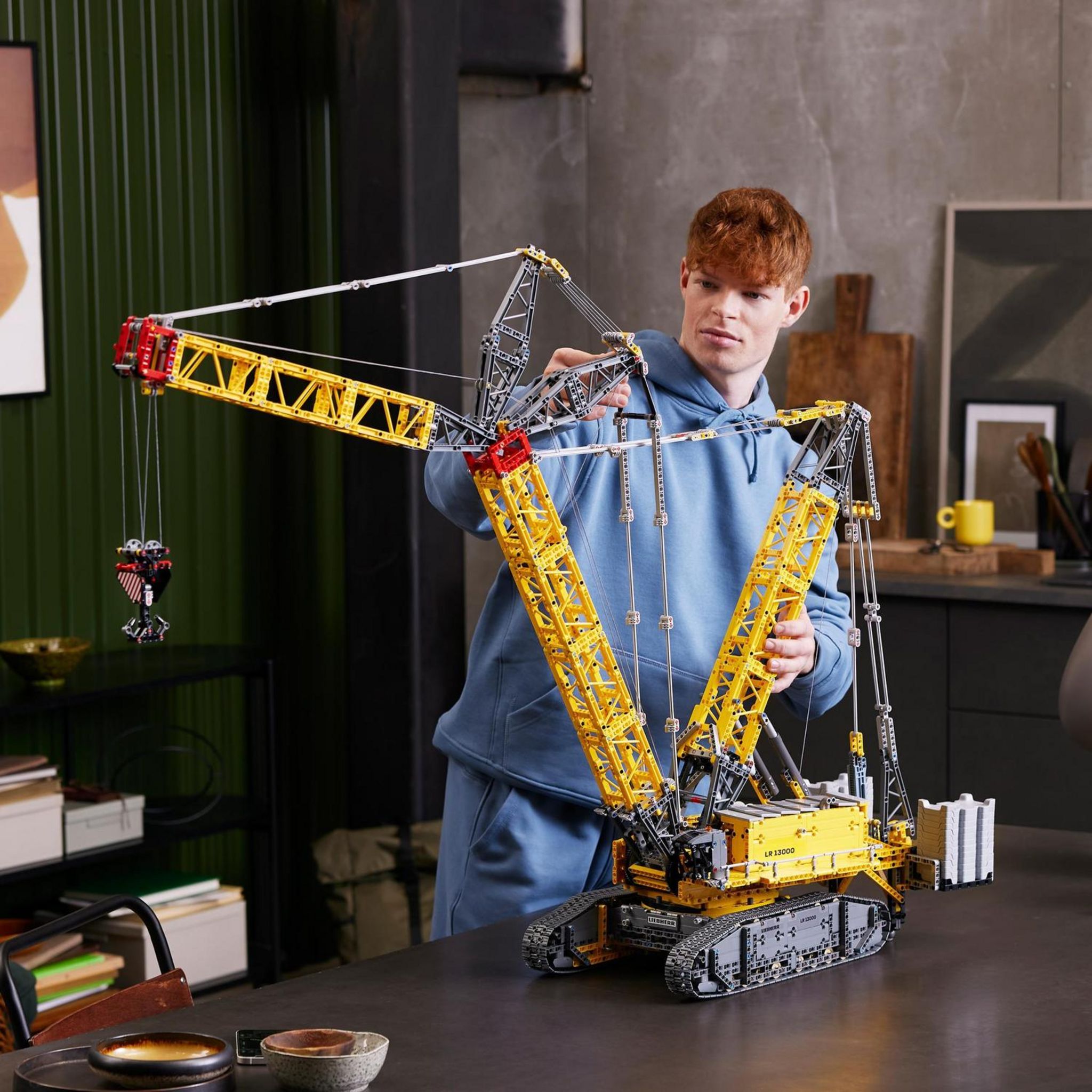 Voir la diapositive 3 : LEGO Technic 42146 La Grue sur Chenilles Liebherr LR 13000, Maquette Engin de Chantier Télécommandé, pour Adultes