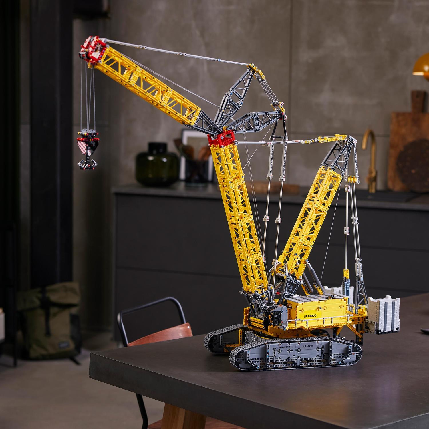 Voir la diapositive 4 : LEGO Technic 42146 La Grue sur Chenilles Liebherr LR 13000, Maquette Engin de Chantier Télécommandé, pour Adultes
