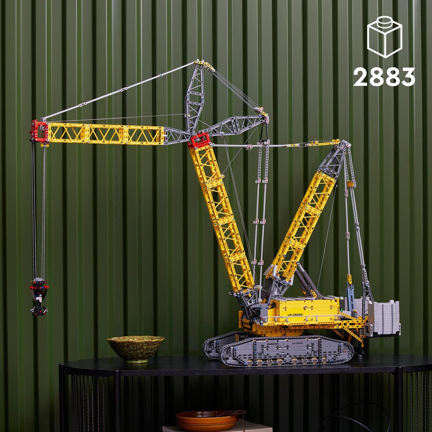 Voir la diapositive 7 : LEGO Technic 42146 La Grue sur Chenilles Liebherr LR 13000, Maquette Engin de Chantier Télécommandé, pour Adultes