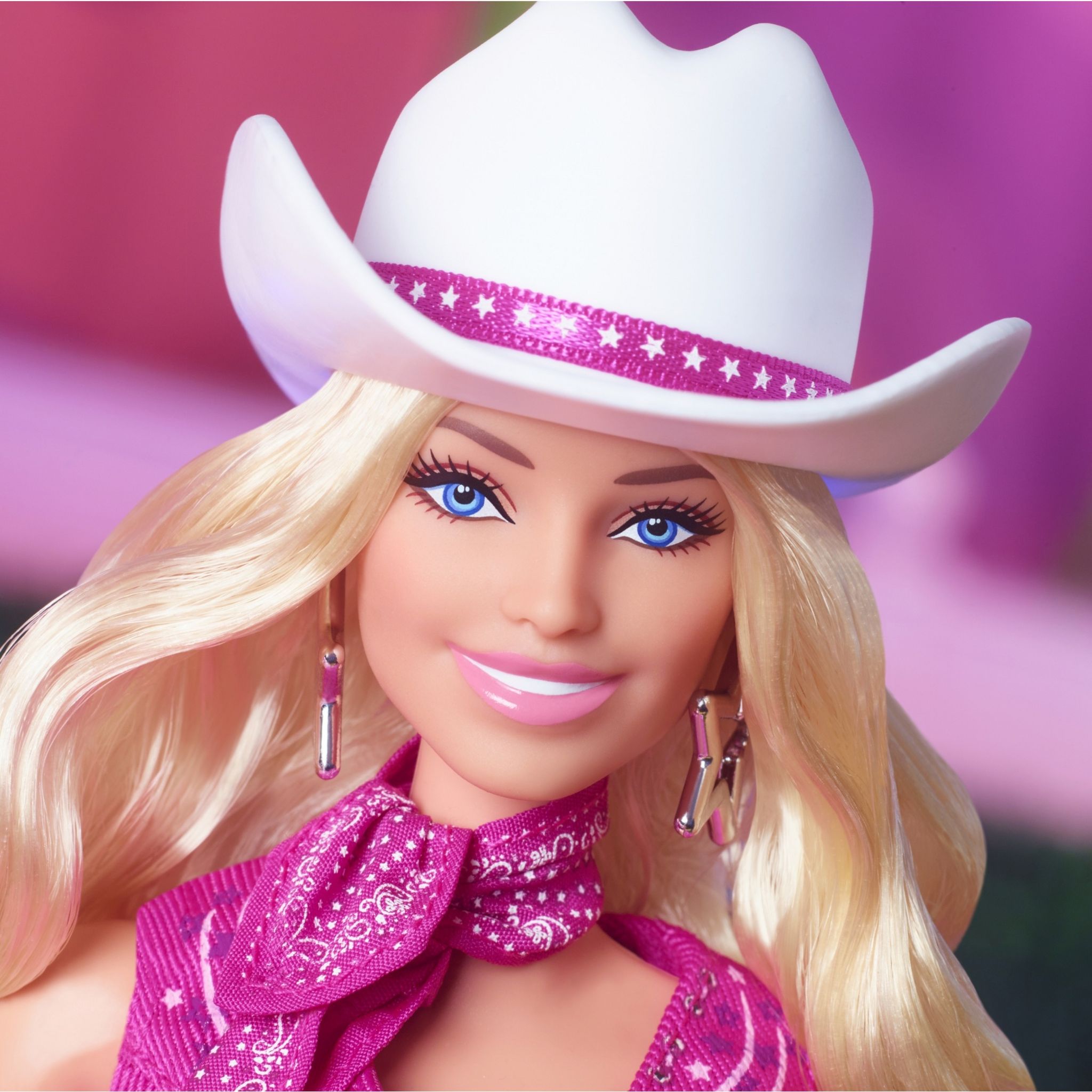 Voir la diapositive 2 : MATTEL Barbie Le Film - Poupée Barbie en tenue western rose