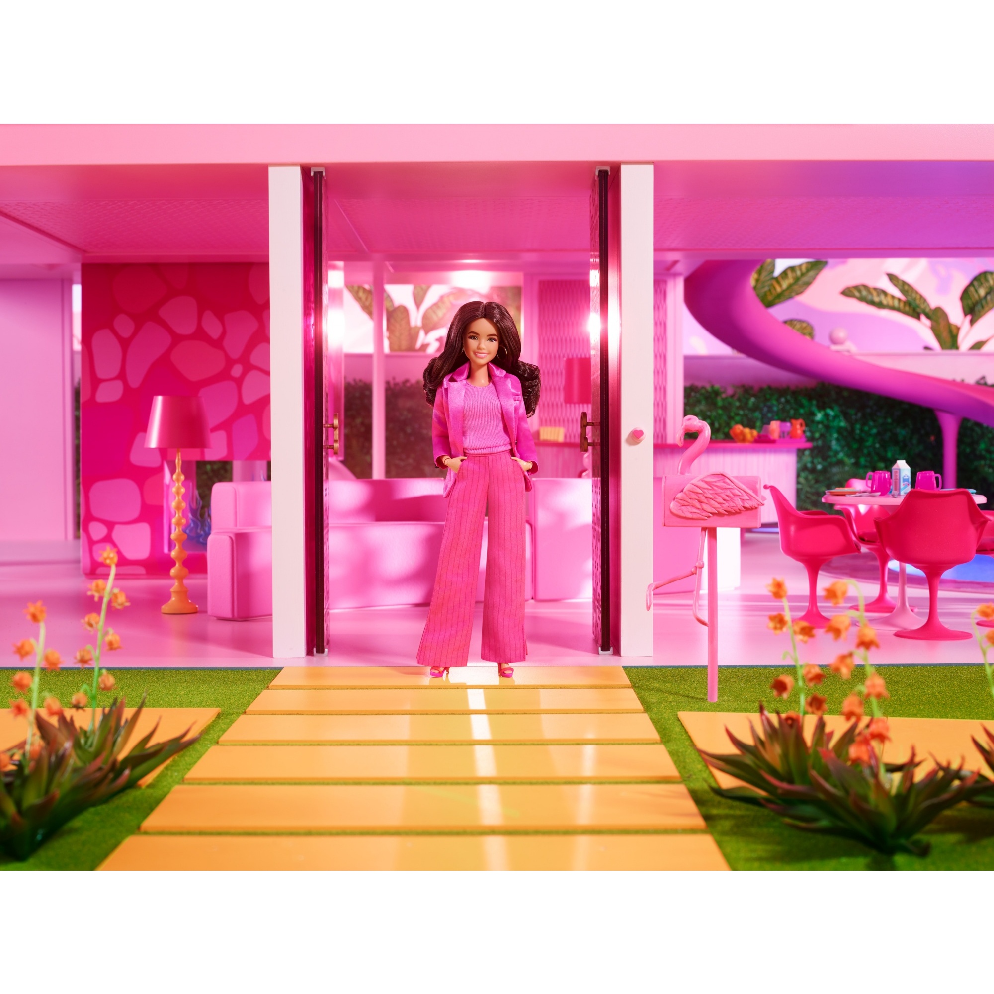 Voir la diapositive 2 : MATTEL Barbie Le Film - Poupée Gloria portant un tailleur-pantalon rose