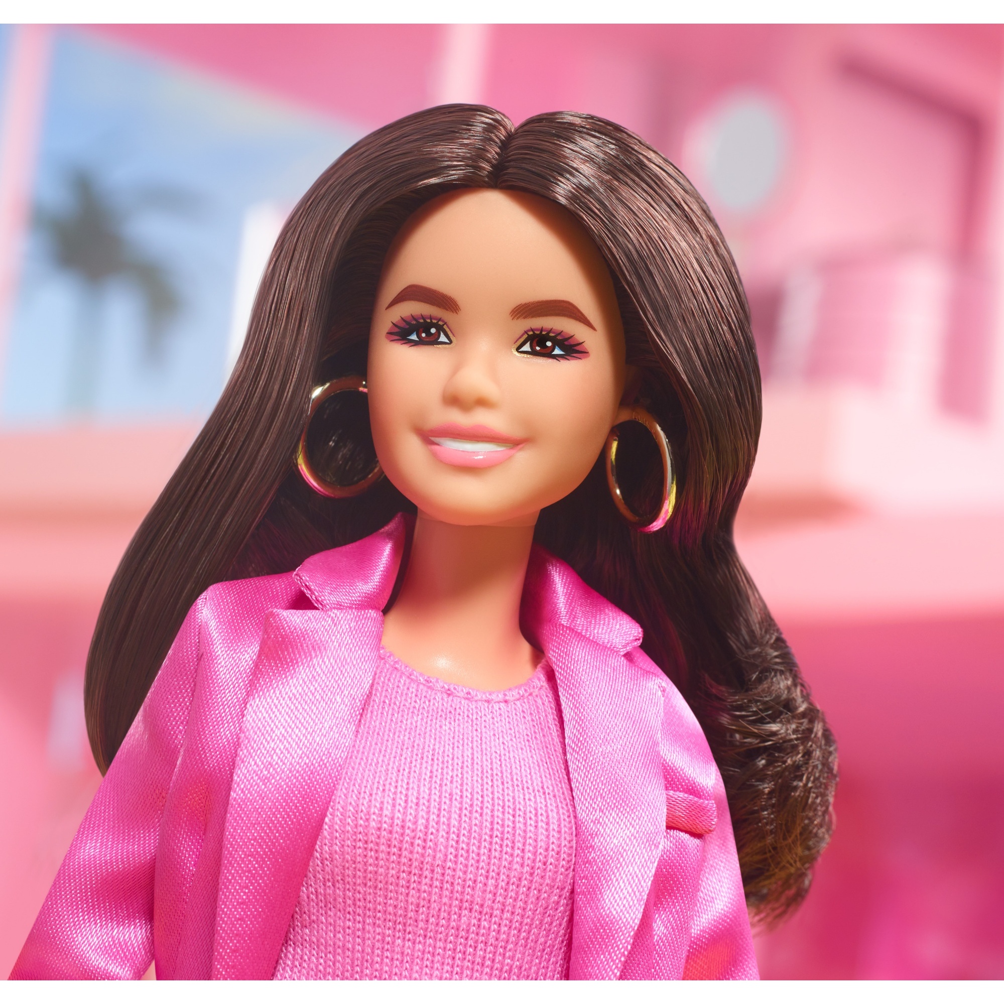 Voir la diapositive 4 : MATTEL Barbie Le Film - Poupée Gloria portant un tailleur-pantalon rose