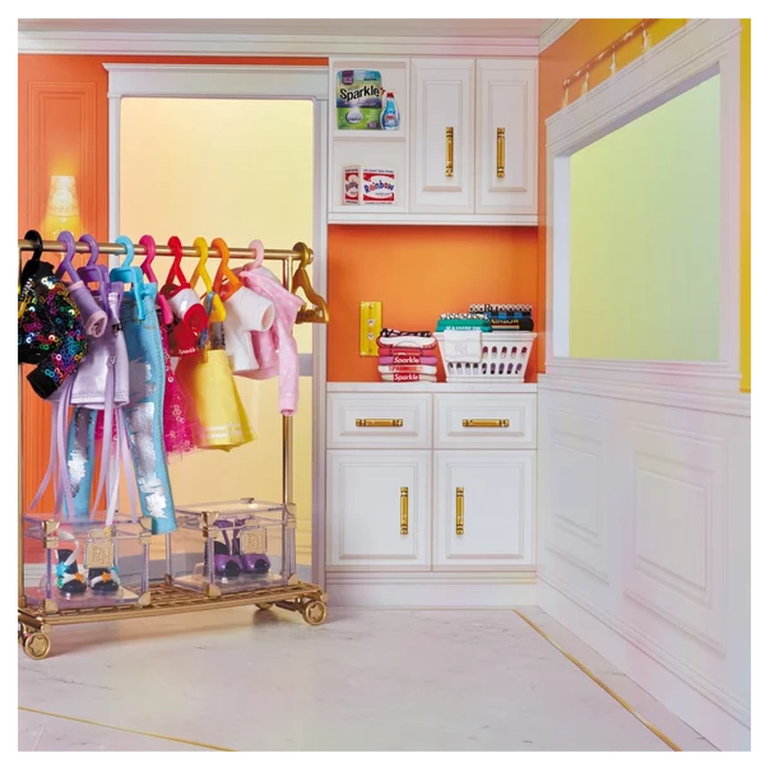 Voir la diapositive 3 : MGA Maison de poupée en bois Rainbow High