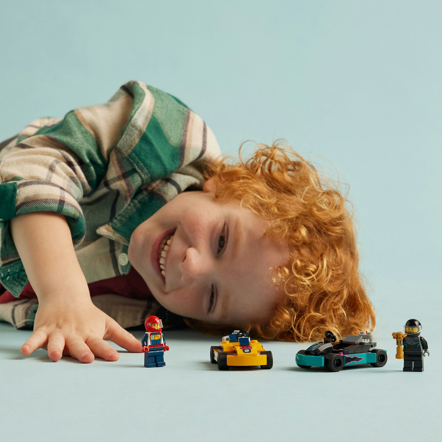 Voir la diapositive 6 : LEGO LEGO 60400 City Les Karts et les Pilotes de Course, Jouet avec 2 Karting, avec 2 Minifigurines de Pilotes de Voitures