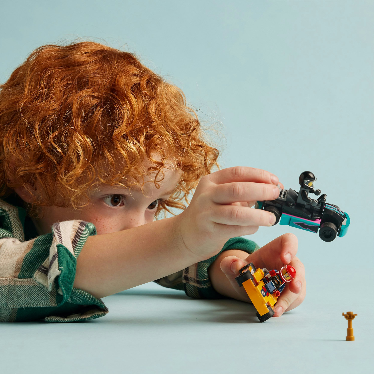 Voir la diapositive 7 : LEGO LEGO 60400 City Les Karts et les Pilotes de Course, Jouet avec 2 Karting, avec 2 Minifigurines de Pilotes de Voitures