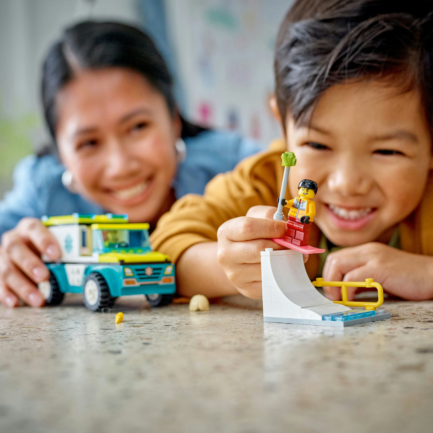 Voir la diapositive 7 : LEGO City 60403 L'Ambulance de Secours et le Snowboardeur, Jeu Enfants avec Jouet de Véhicule Médical et Minifigurines