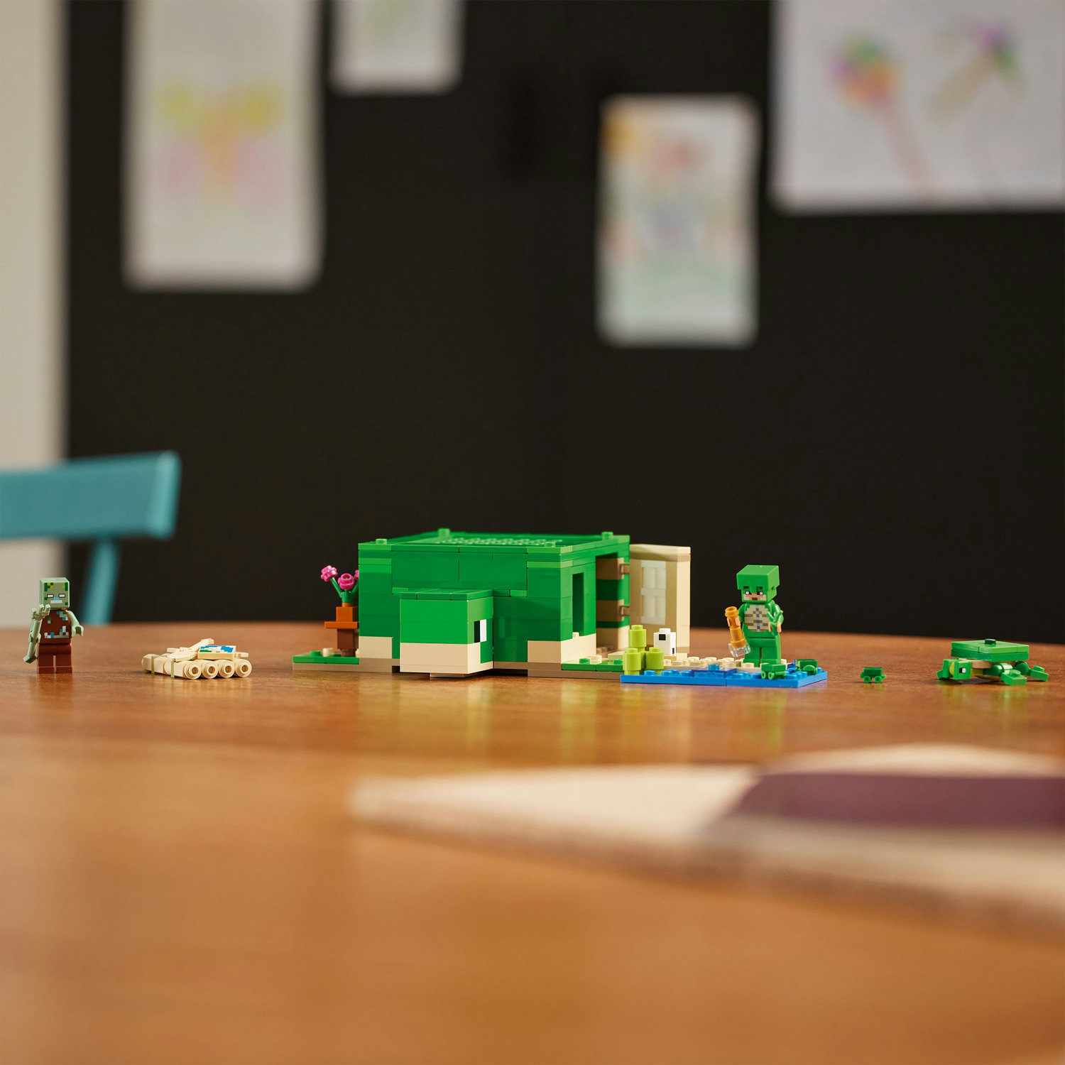 Voir la diapositive 6 : LEGO Minecraft 21254 La Maison de la Plage de la Tortue, Jouet avec Accessoires, Minifigurines des Personnages du Jeu Vidéo