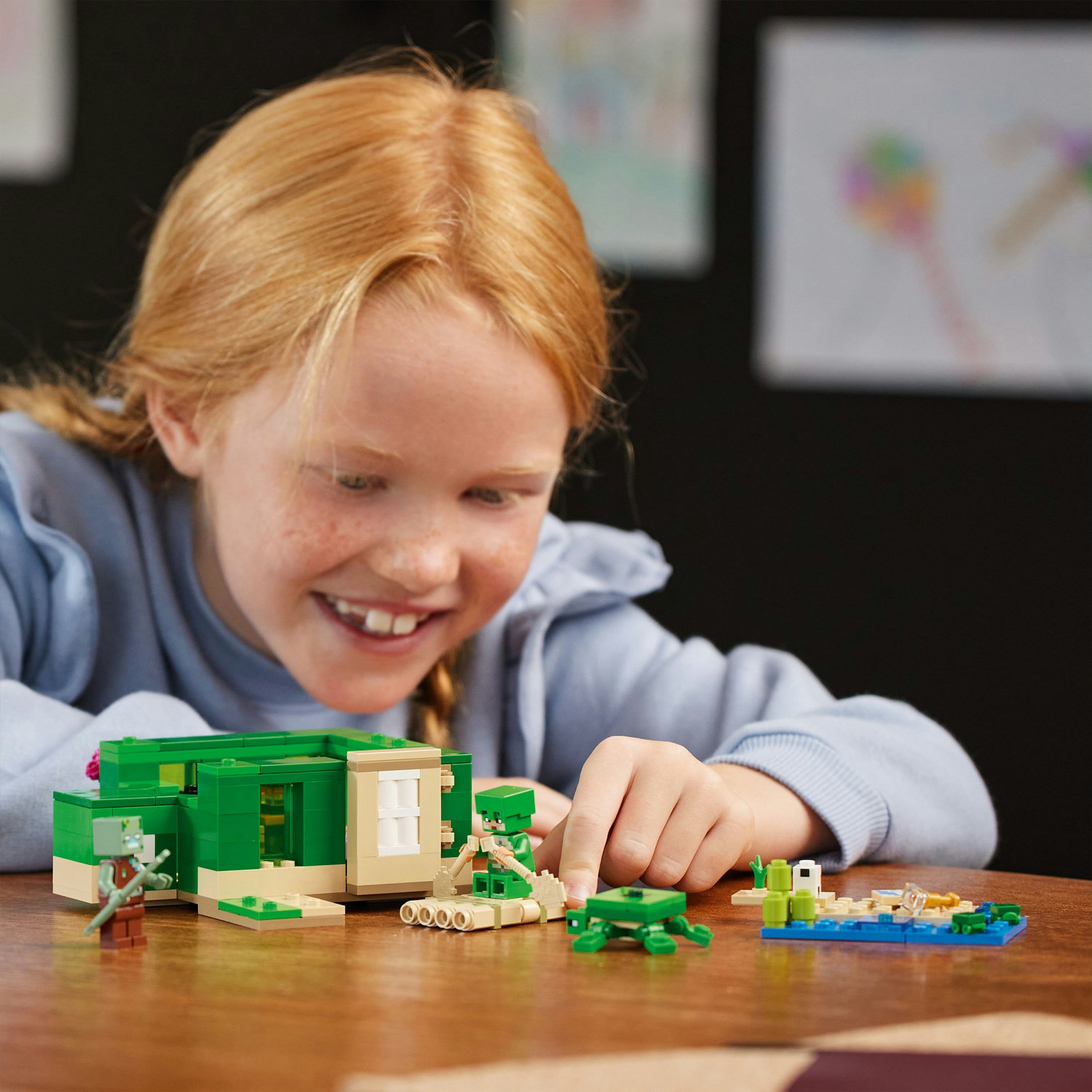 Voir la diapositive 7 : LEGO Minecraft 21254 La Maison de la Plage de la Tortue, Jouet avec Accessoires, Minifigurines des Personnages du Jeu Vidéo