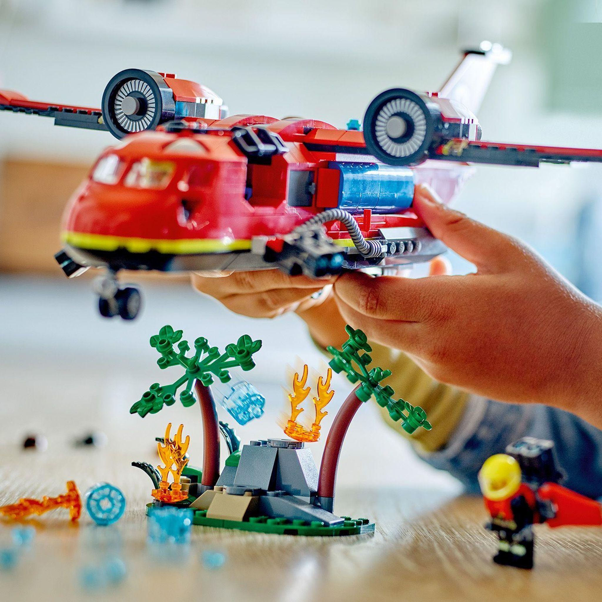 Voir la diapositive 6 : LEGO City 60413 L'Avion de Sauvetage des Pompiers, Jouet avec 3 Minifigurines de Pilote, Pompière